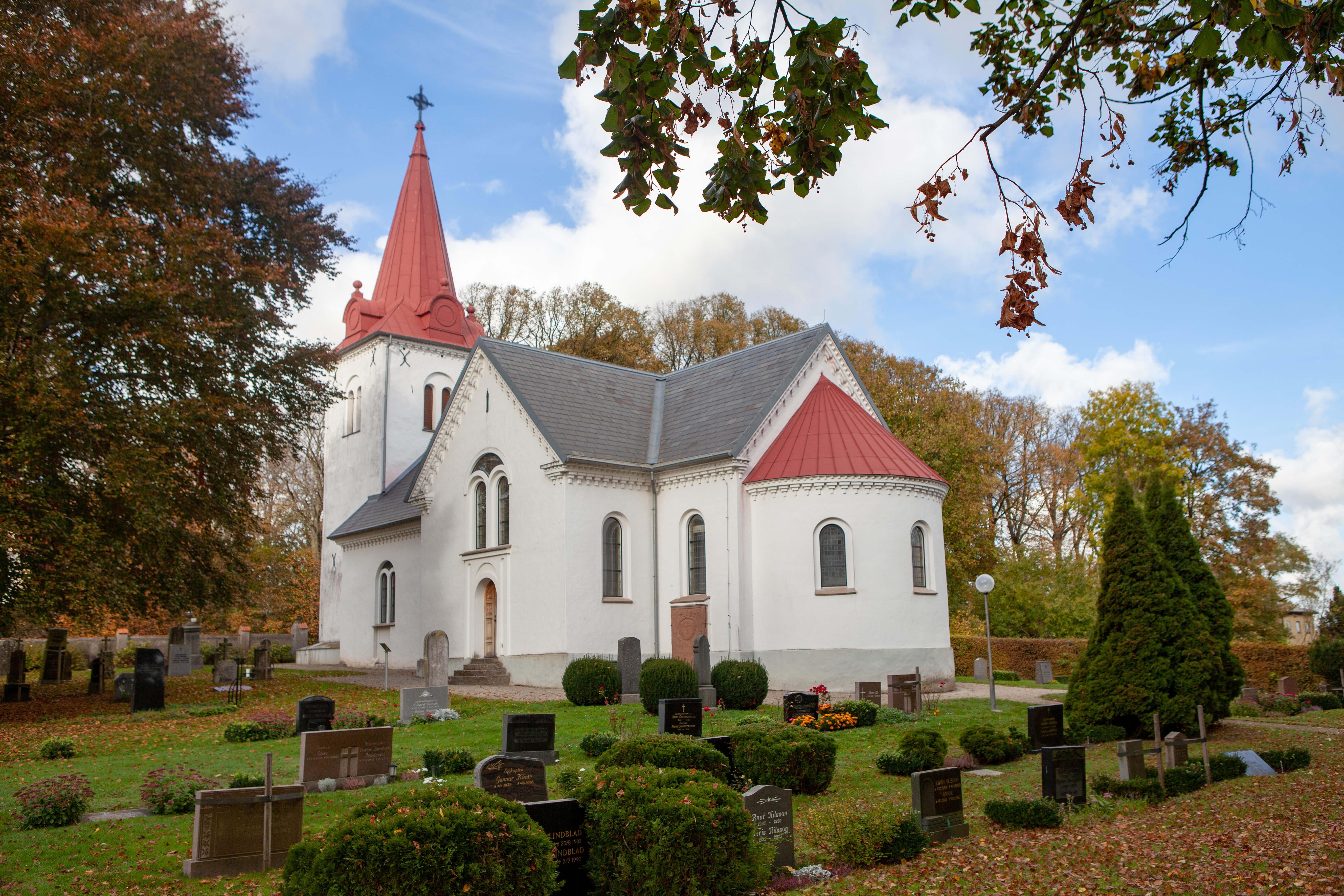 Håstad kyrka exteriör och kyrkogård