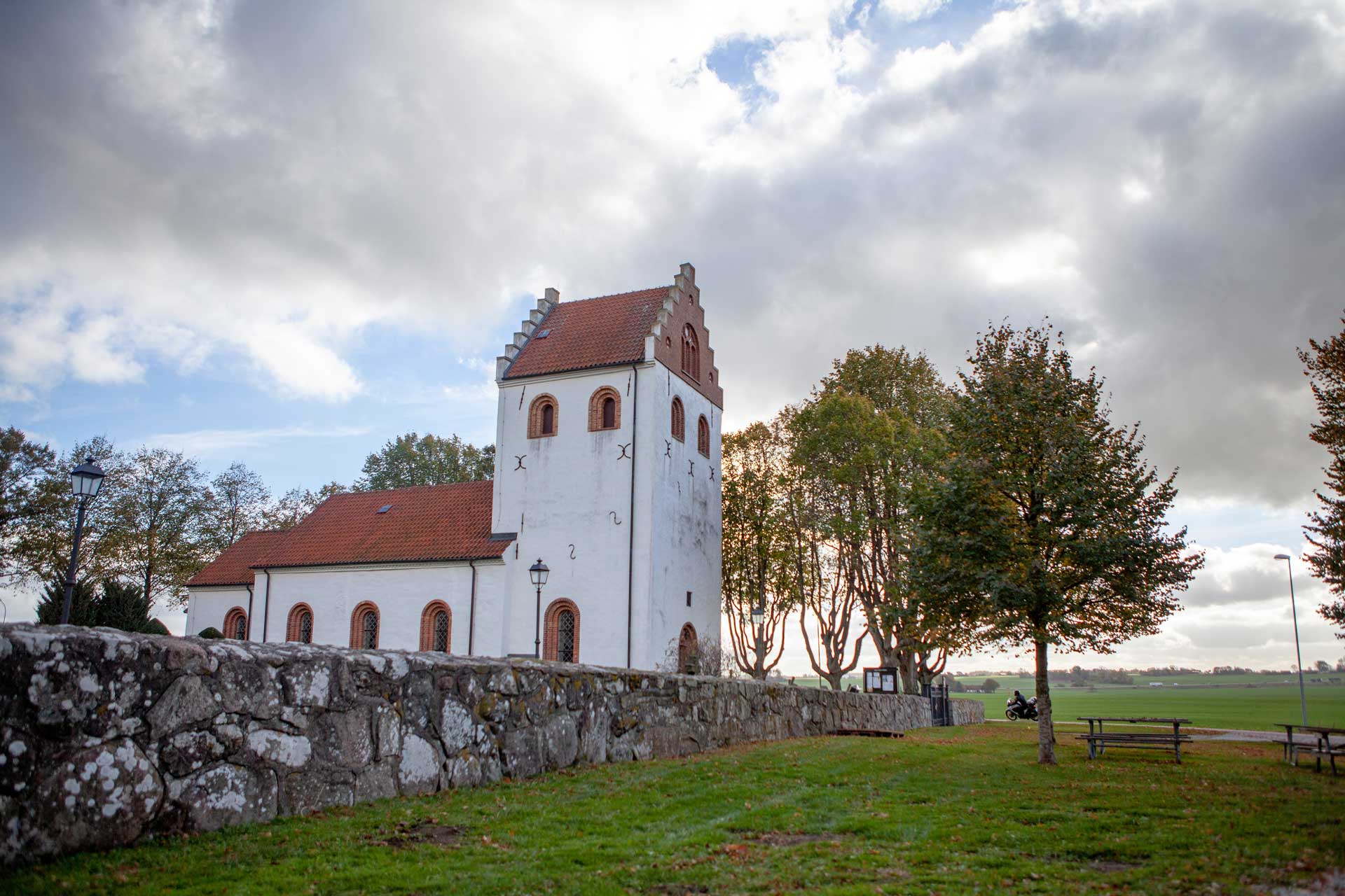 Igelösa kyrka exteriör höst