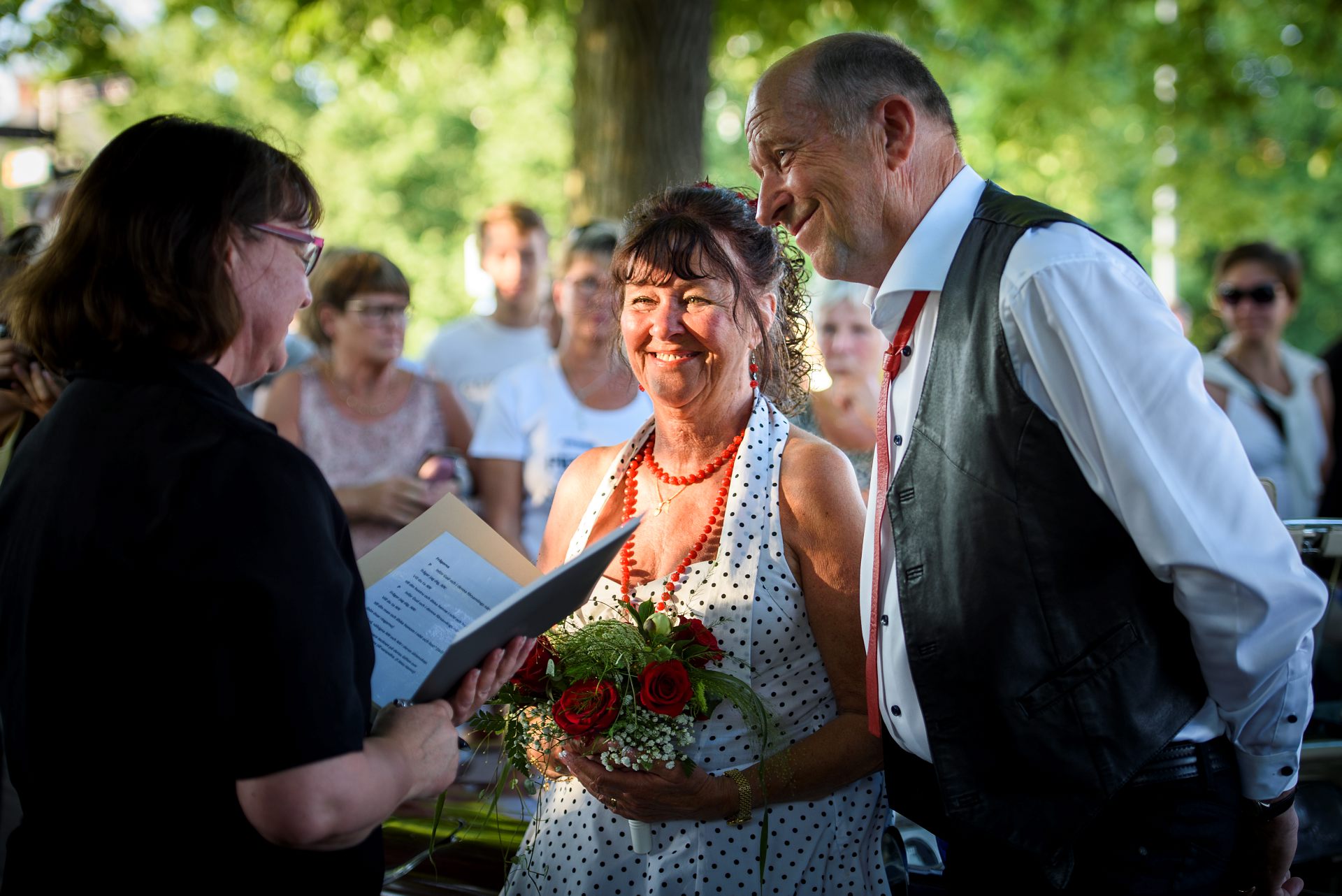 Ett par gifter sig utomhus