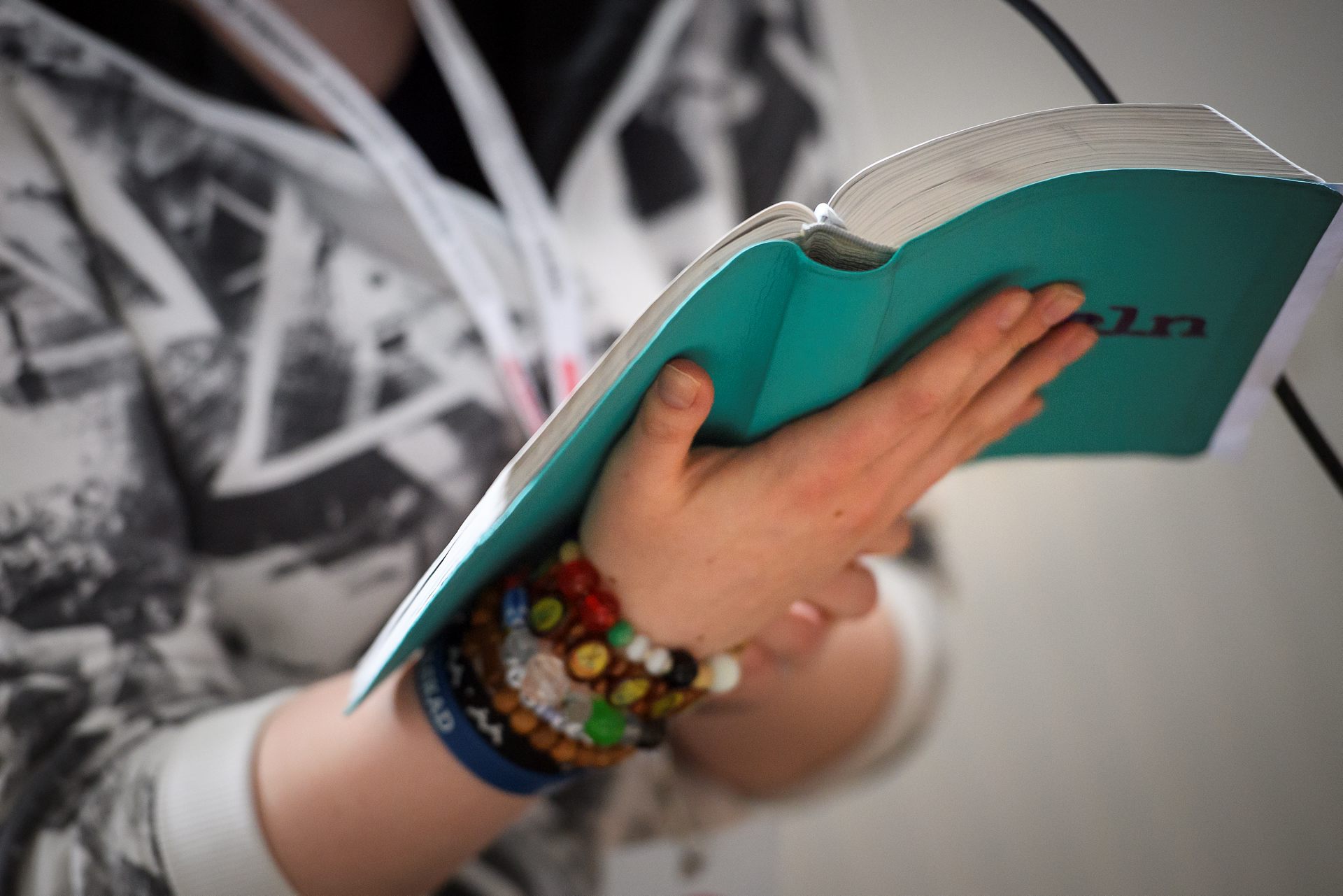 Närbild på en grön Bibel