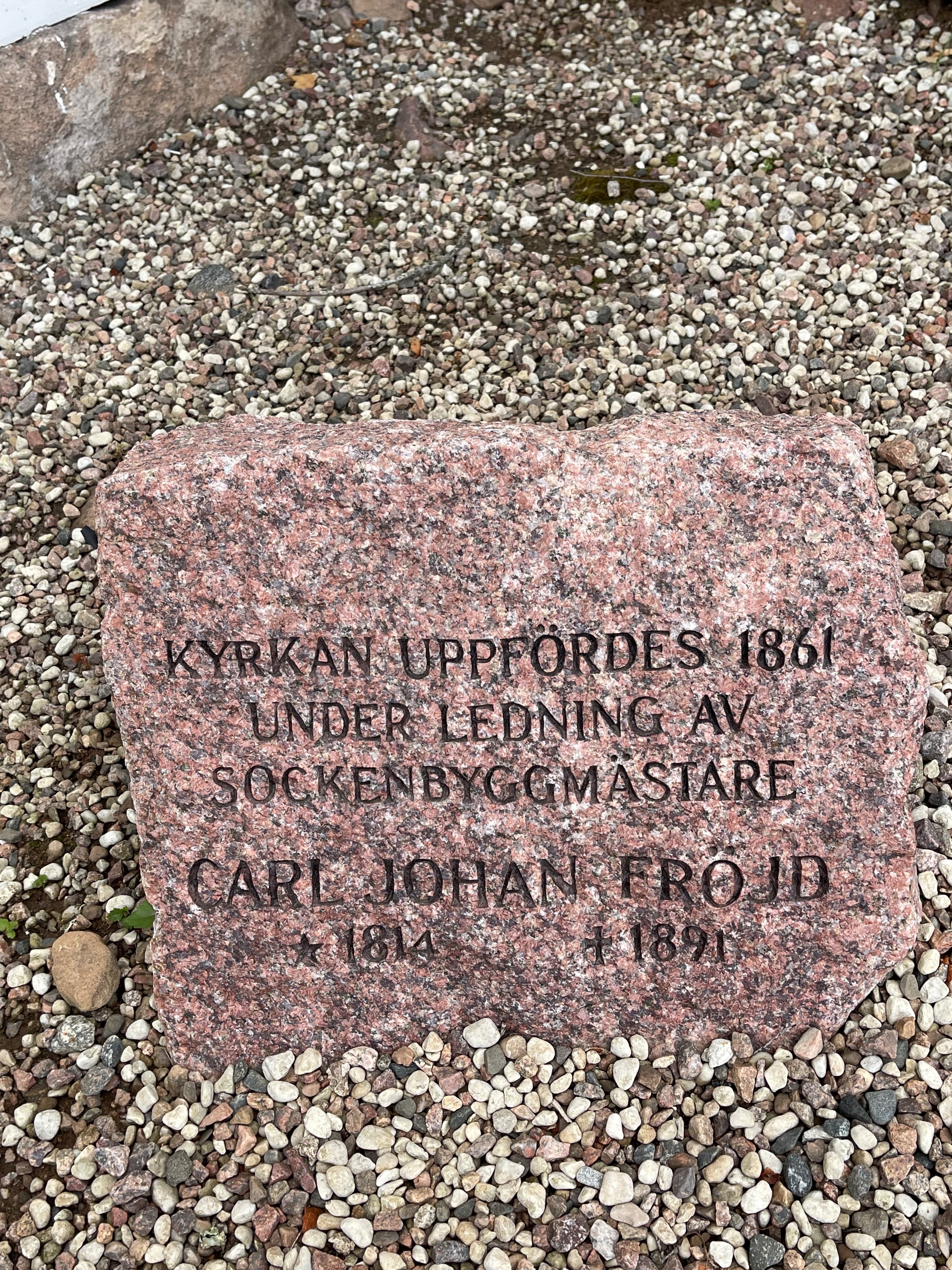 Minnessten med över Carl Johan Fröjd. 