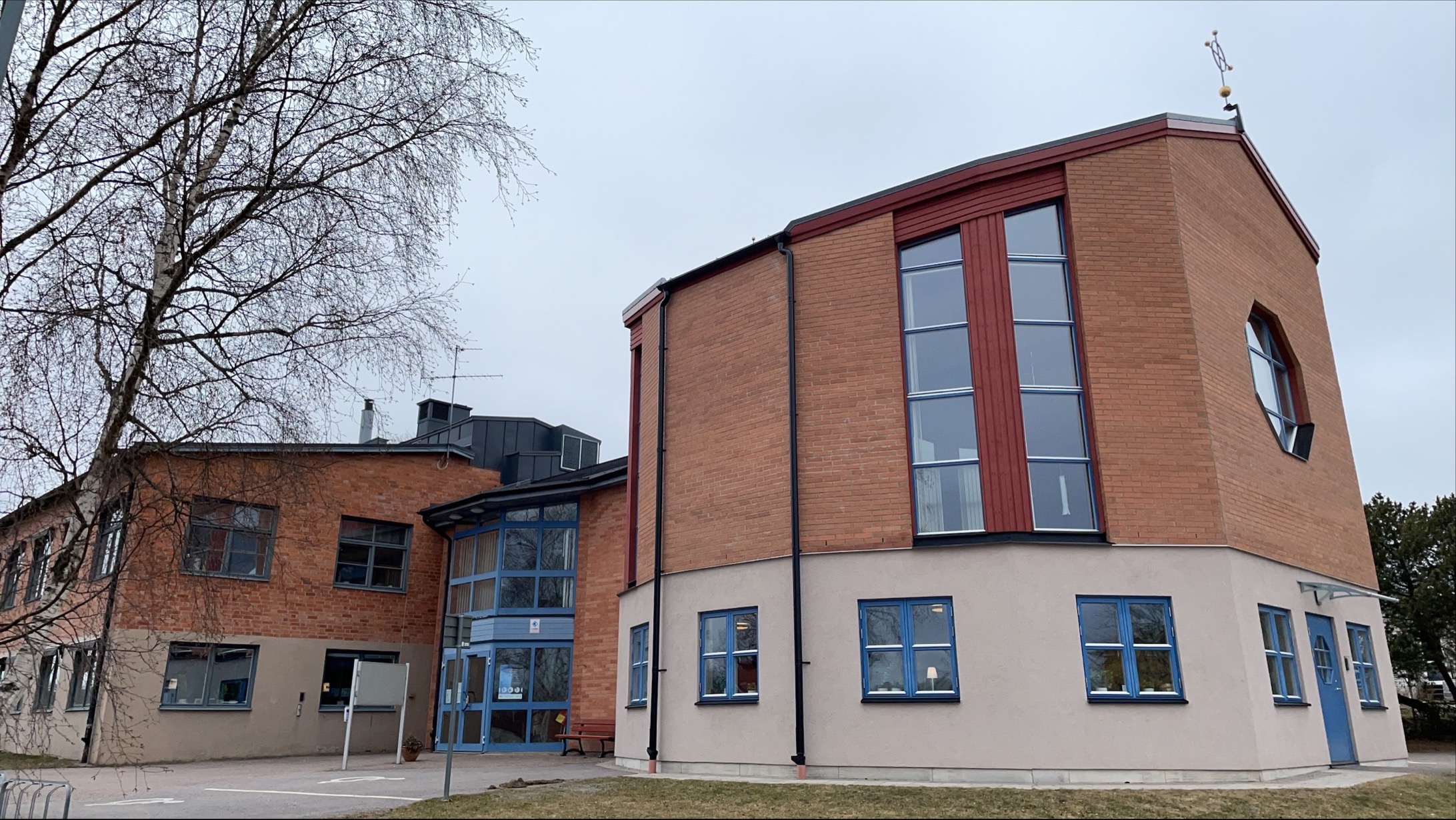 Kyrkans hus i Mantorp. Kyrksalen med det stora fönstret syns närmast kameran.