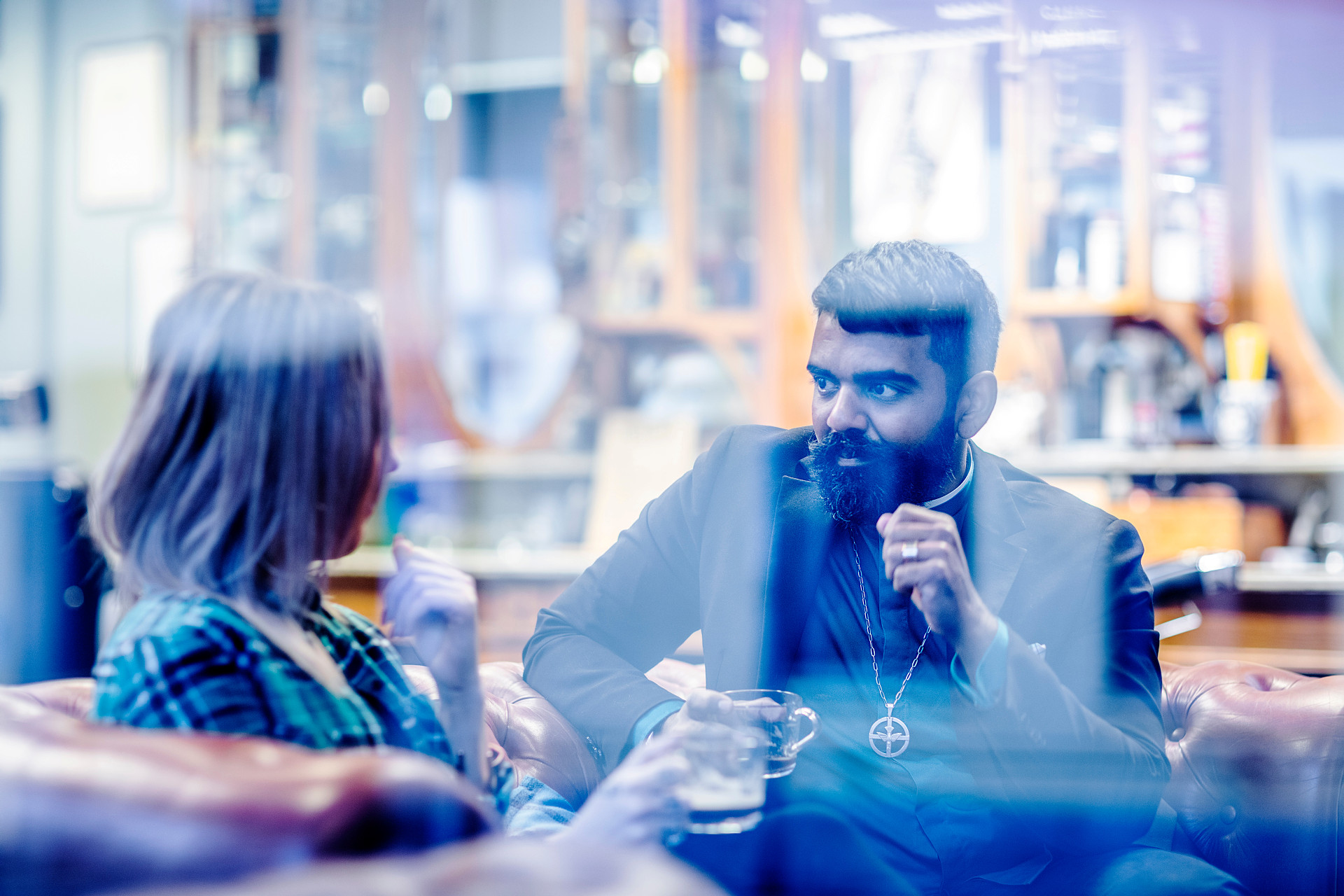 Diakon i samtal med en kvinna i cafémiljö