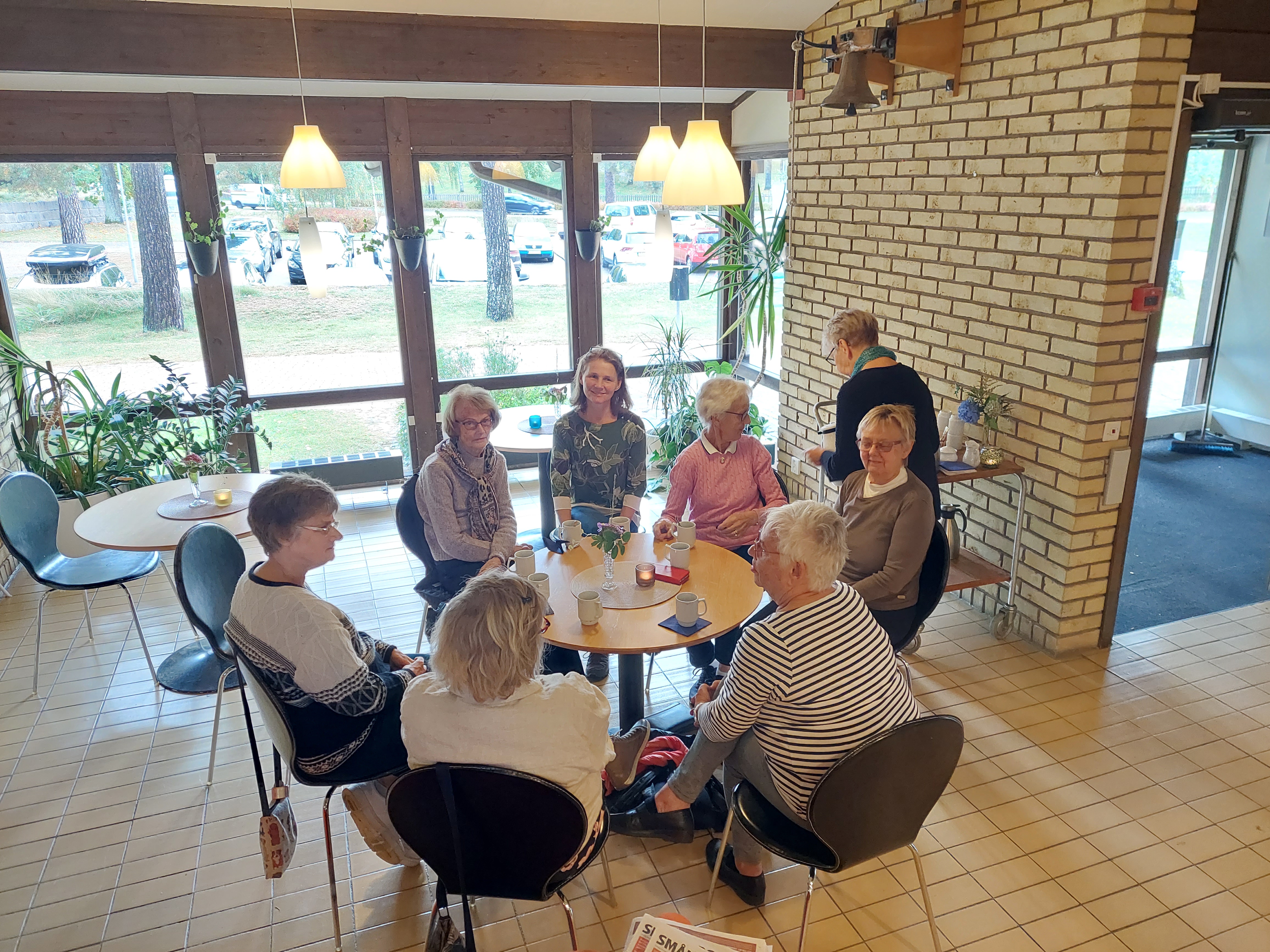 En grupp människor i Skogslyckans församlingshem.