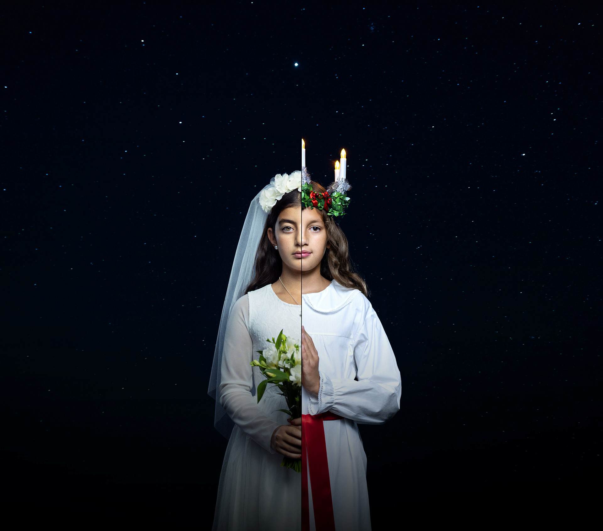 En brunhårig flicka som står rakt framför kameran med en  På hennes ena halva har hon en brudklänning och slöja på sig med en brudbukett i handen, på den andra halvan har hon ett lucialinne och luciakrona på sig med händerna sammanfogade.