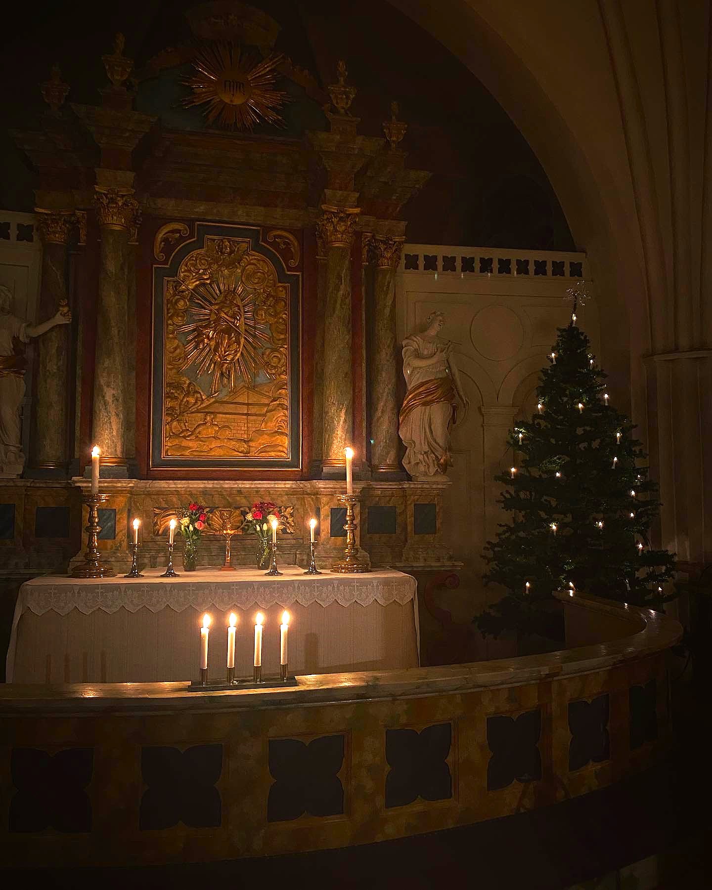 En adentsljustake står på altarringen i Hållnäs kyrka.