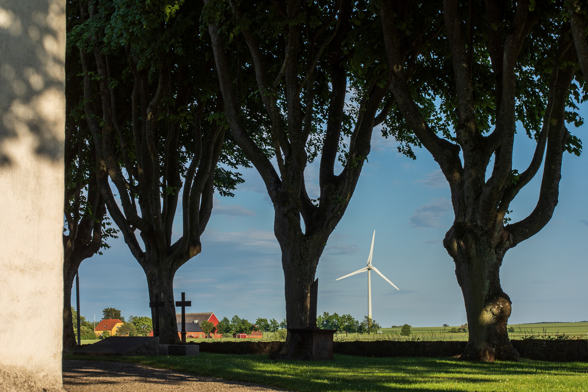 Vindkraftverk i närheten av kyrka.