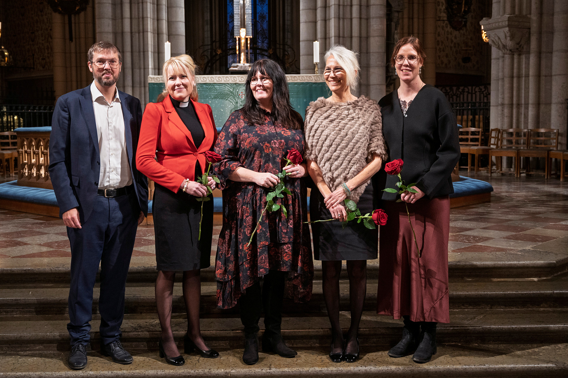 Fem pristagare framför högaltaret i Uppsala domkyrka.