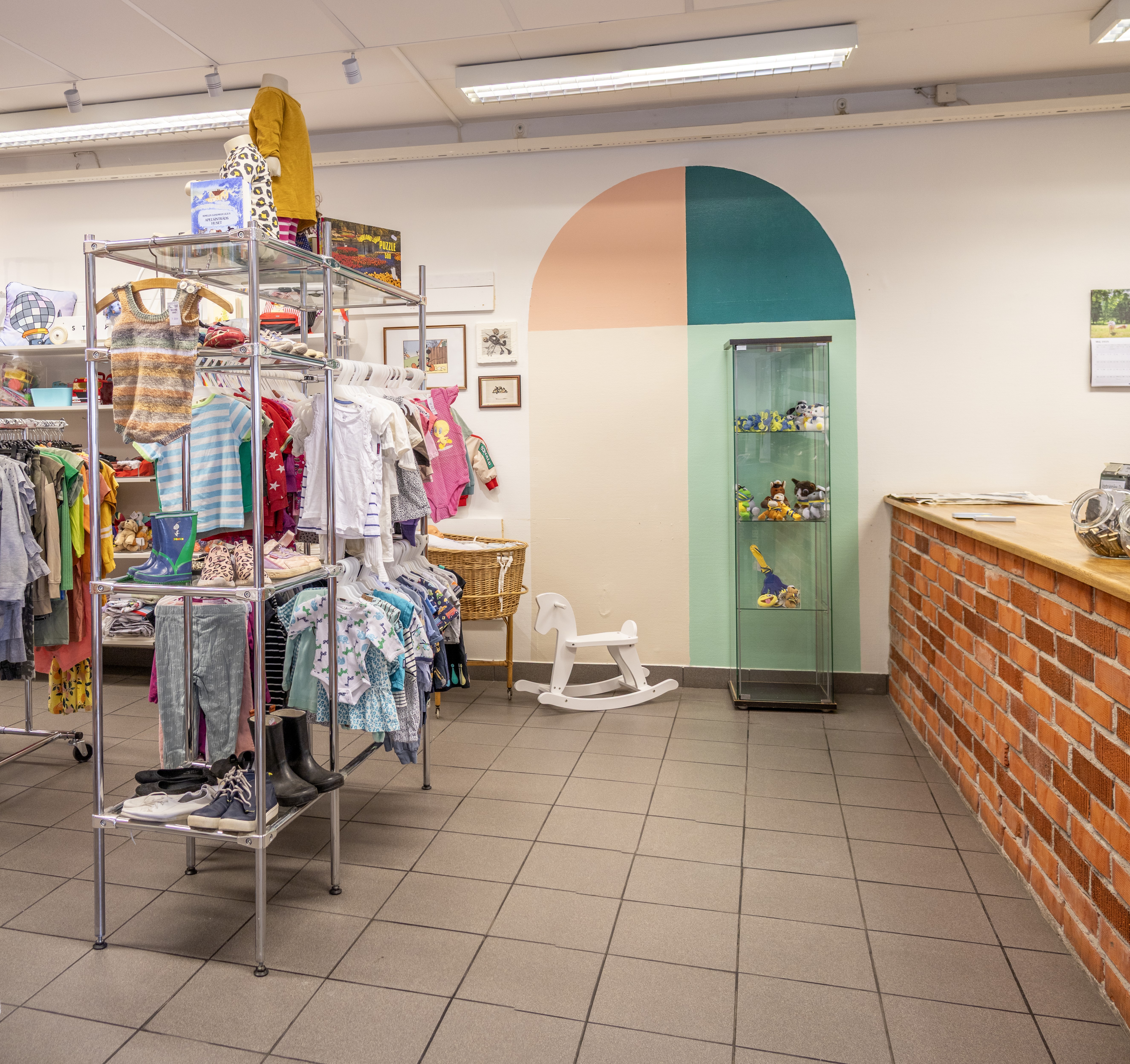 Kläder som hänger på galgar i en butik