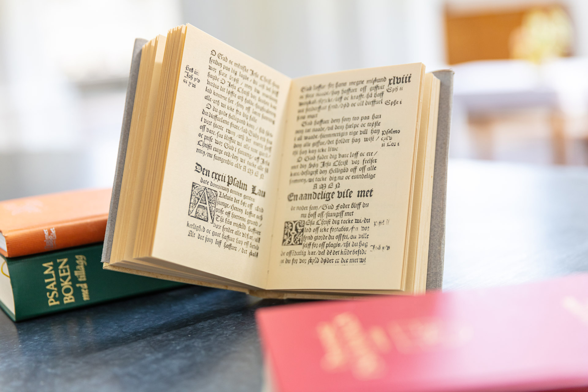 En uppslagen teologisk bok.