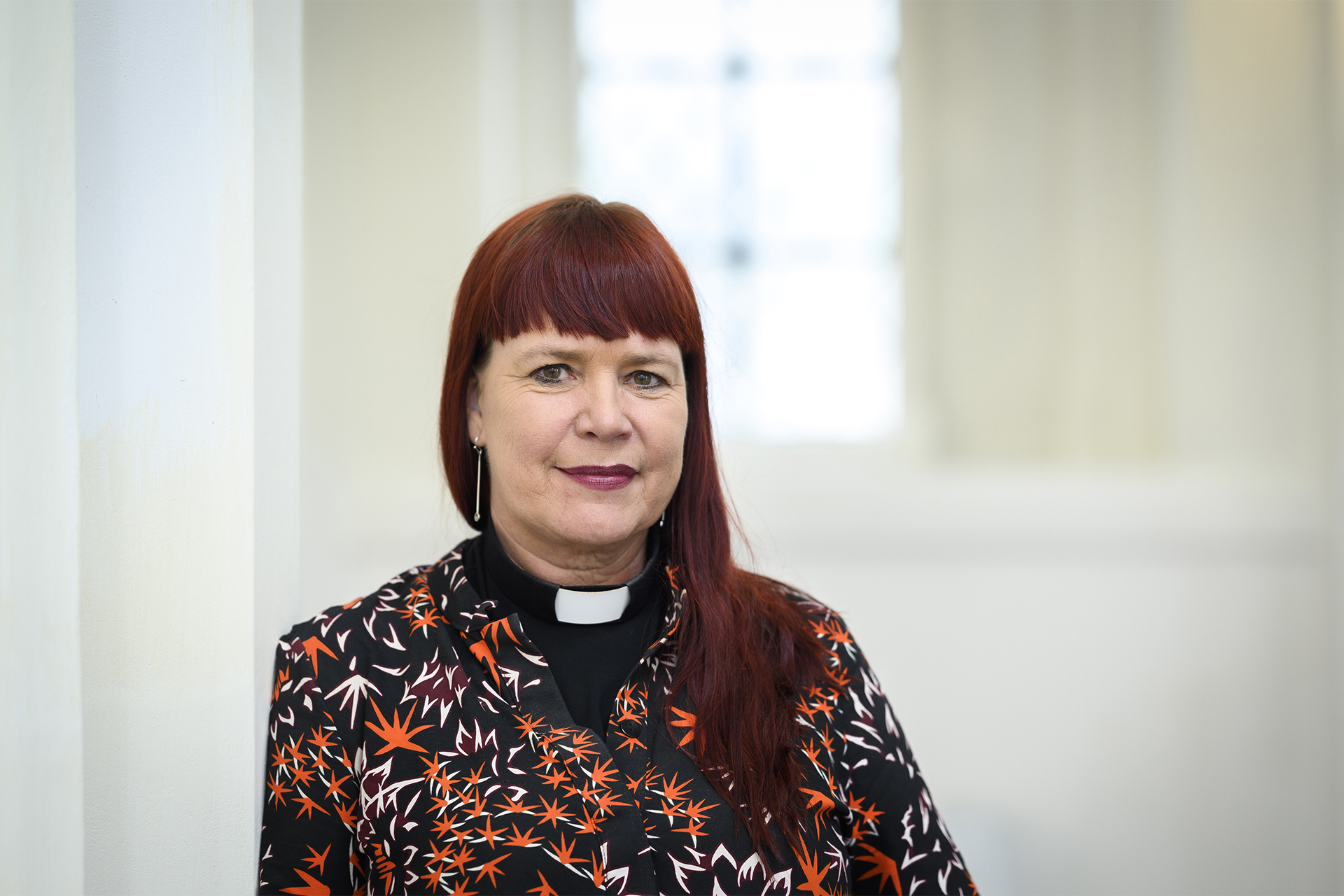 Medelålders kvinna med rött långt hår