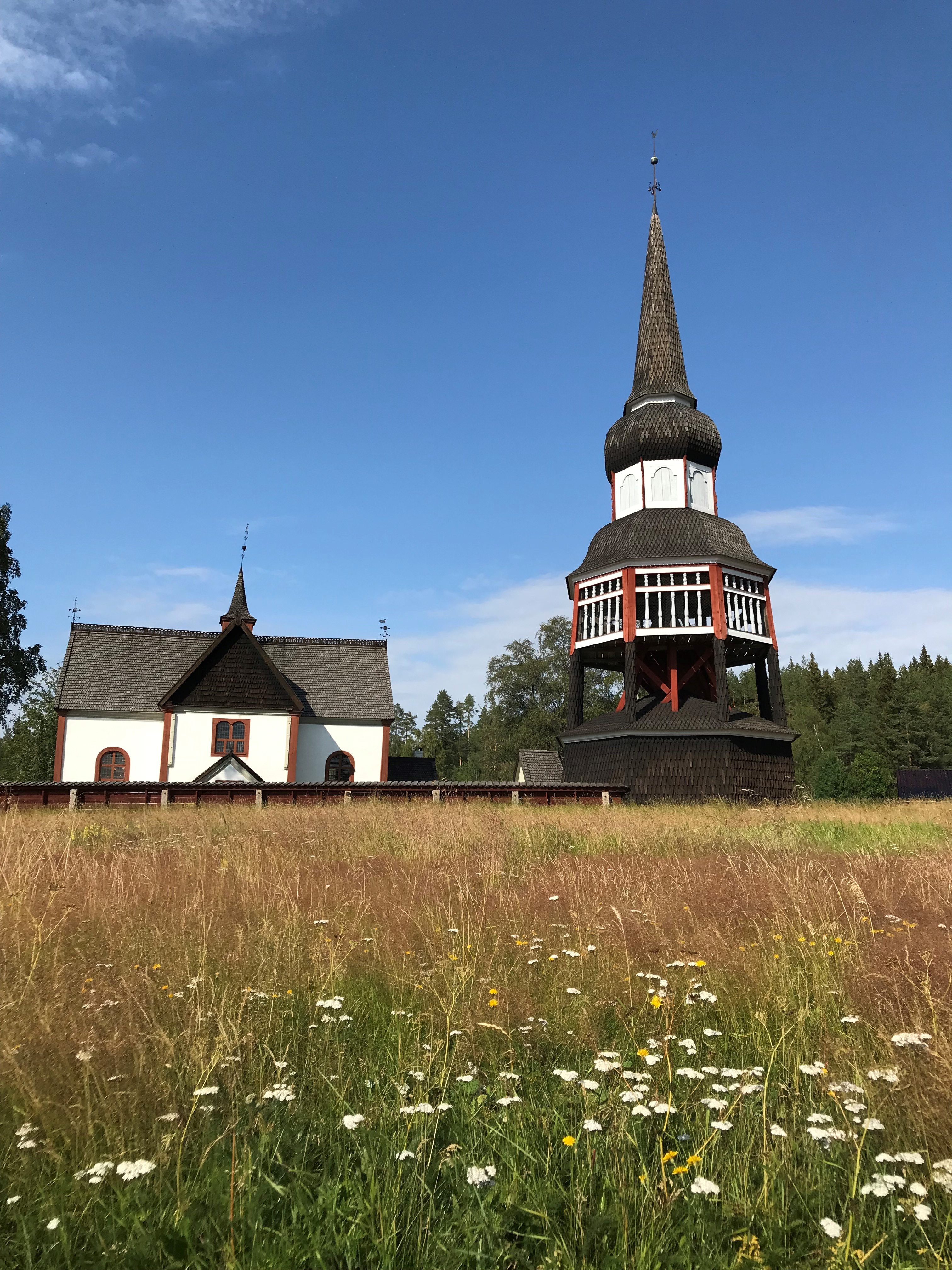 Älvros nya kyrka sett ner från vattnet.
