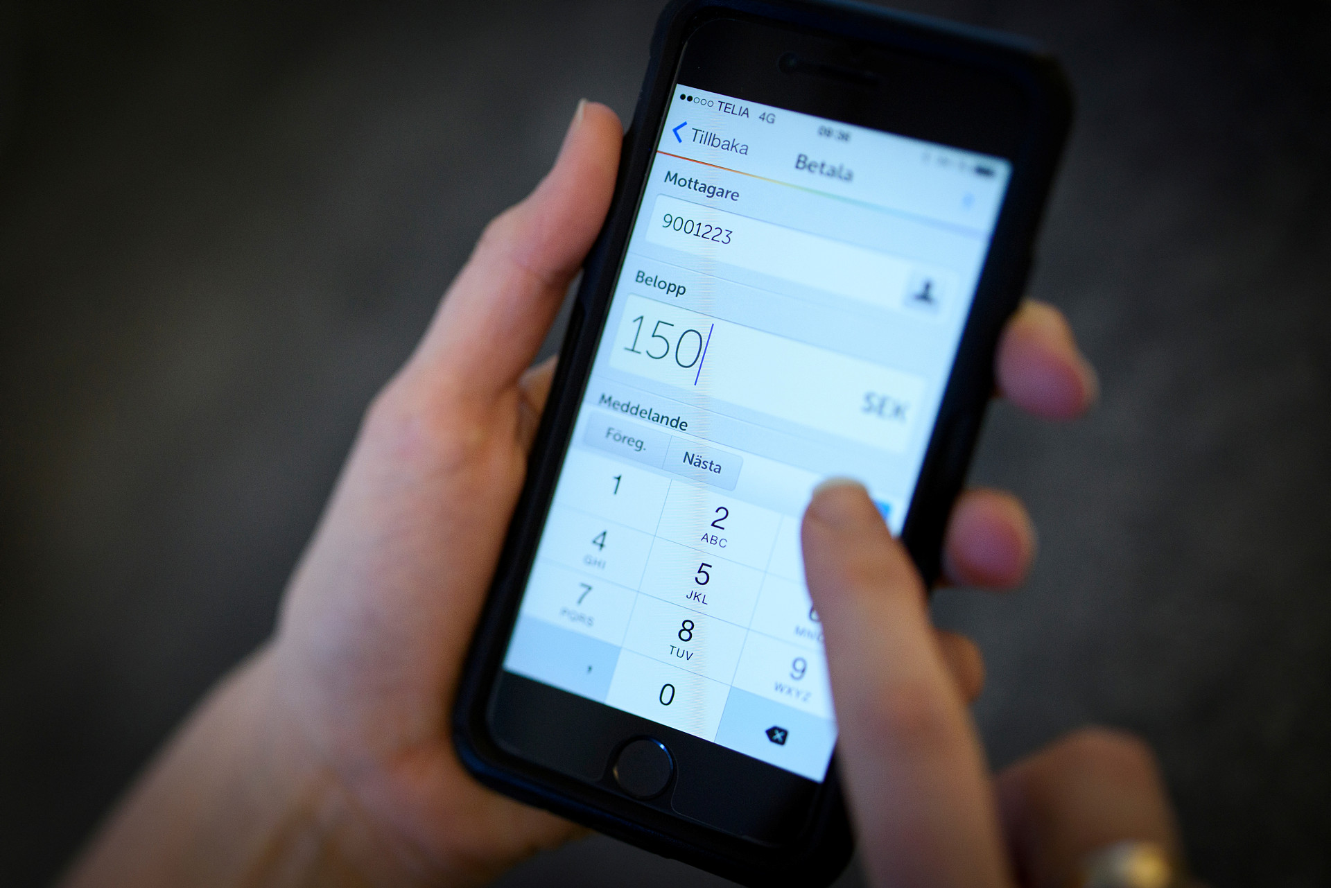 Närbild på mobiltelefon med Swishbetalning