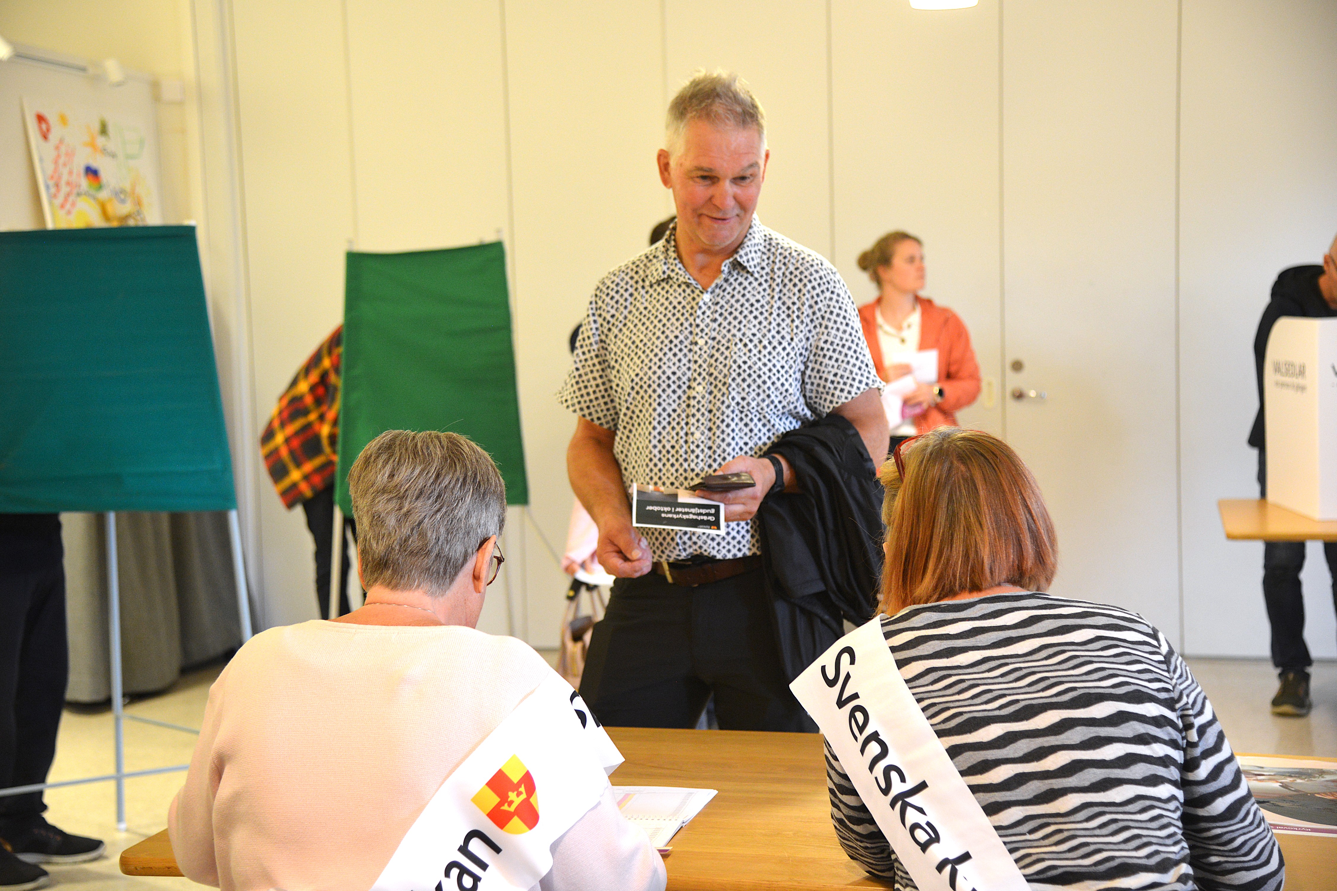 En man lämnar sina valkuvert