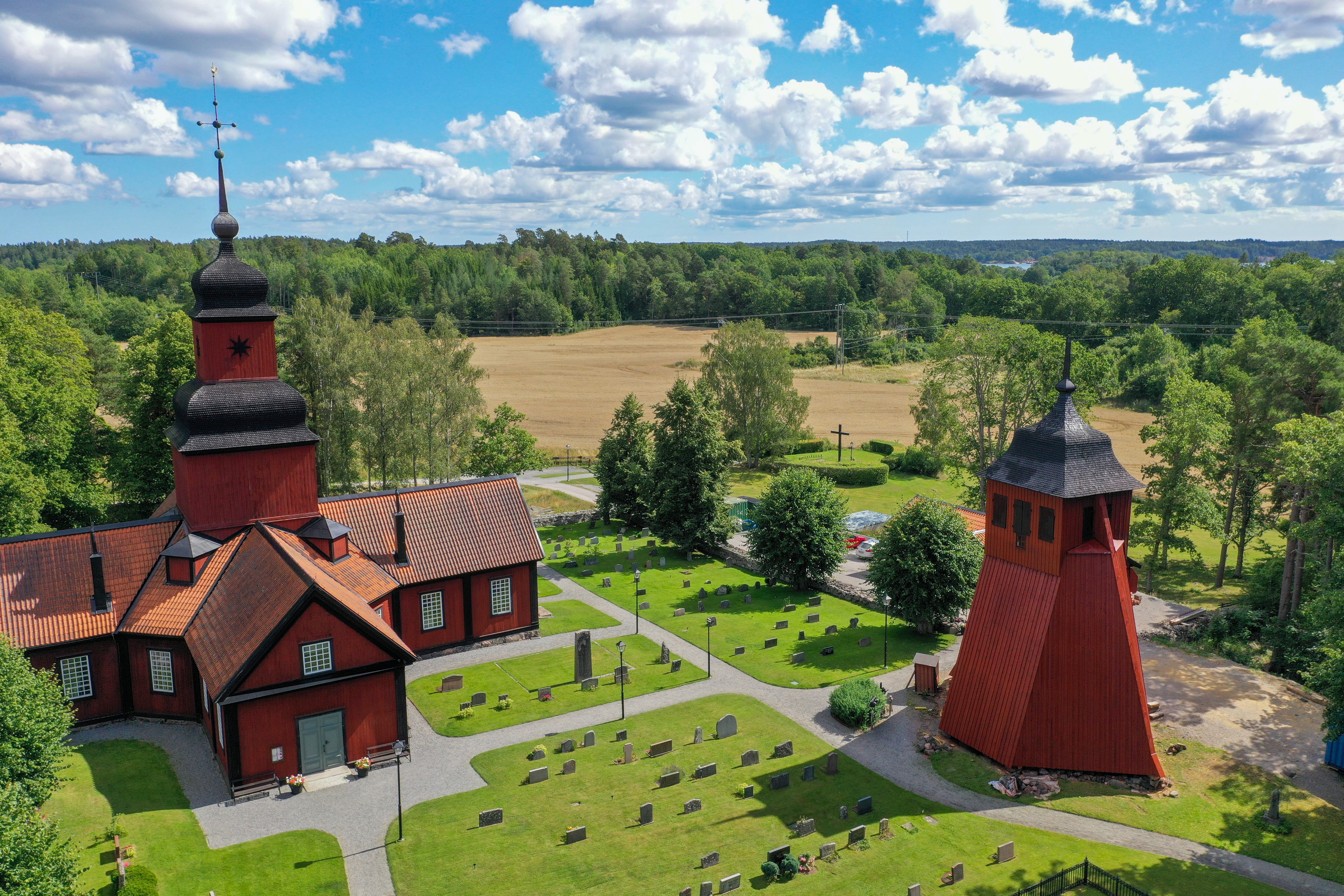 Drönarbild Roslags-kulla kyrka och klockstapel.