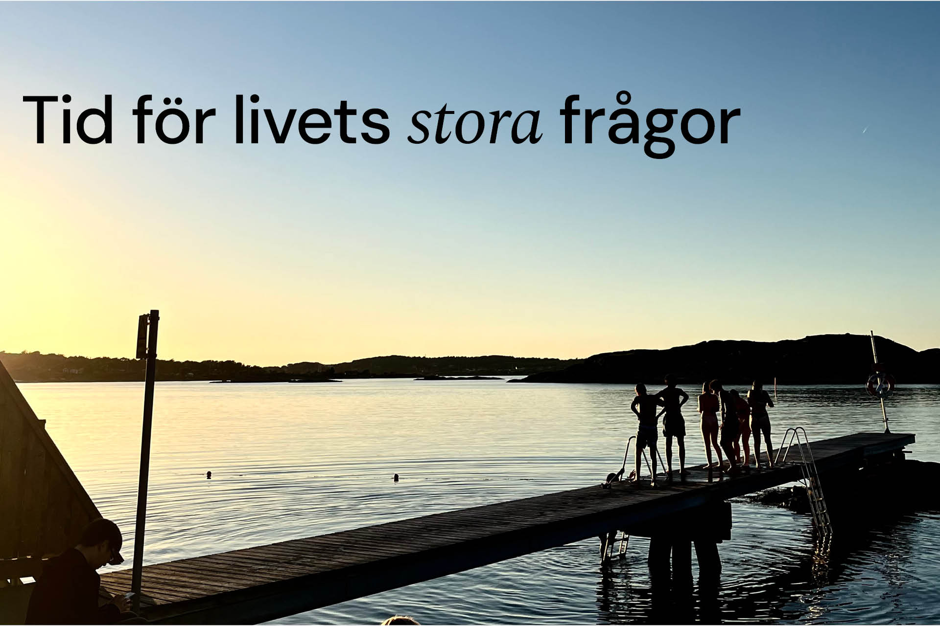Kvällsbild vid havet med ungdomar på en brygga. Text: Tid för livets stora frågor.