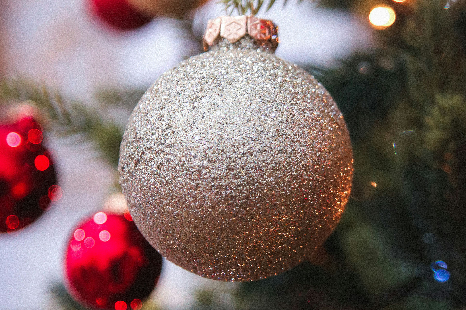 En julkula hänger i en gran.