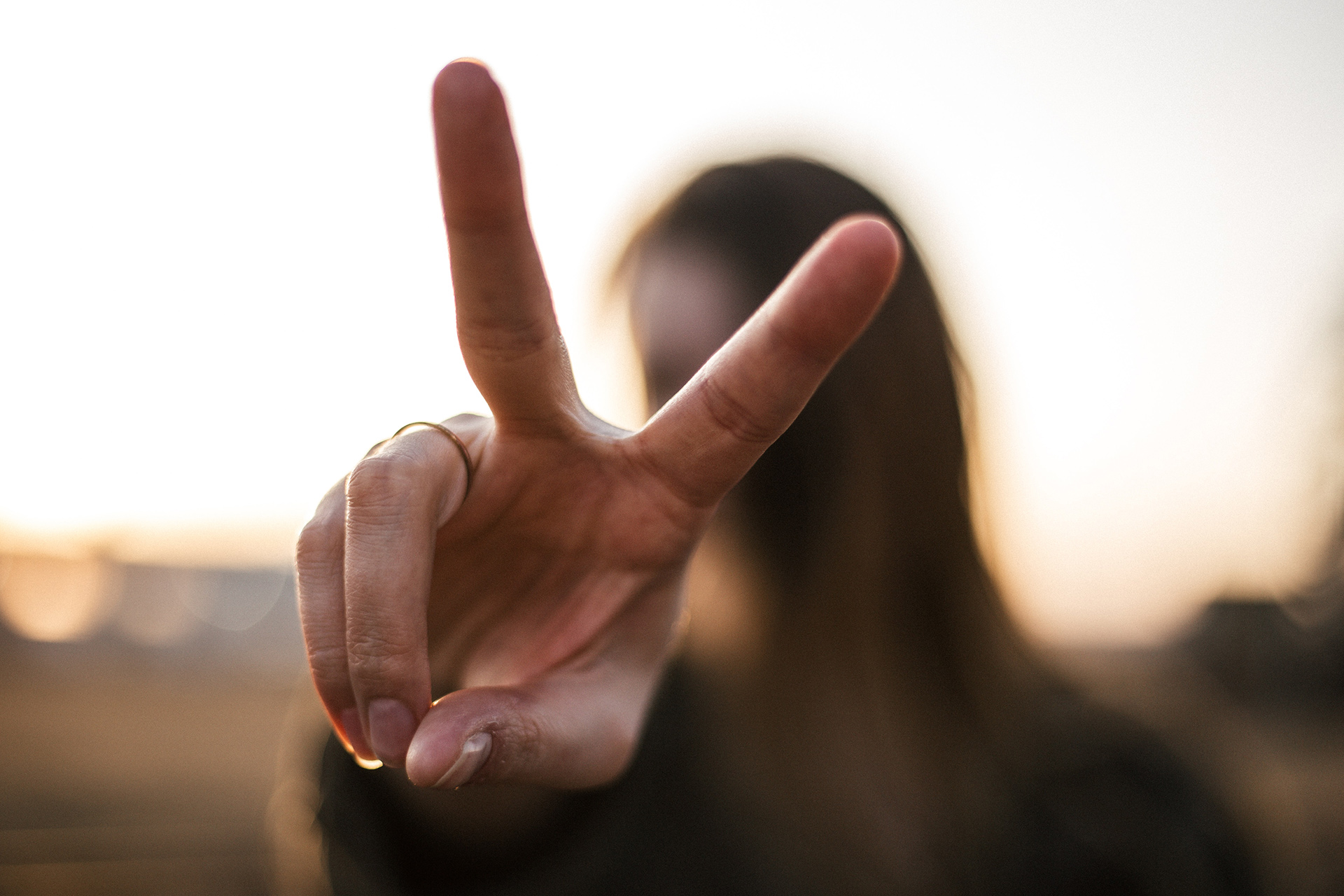 En person visar V-tecken.