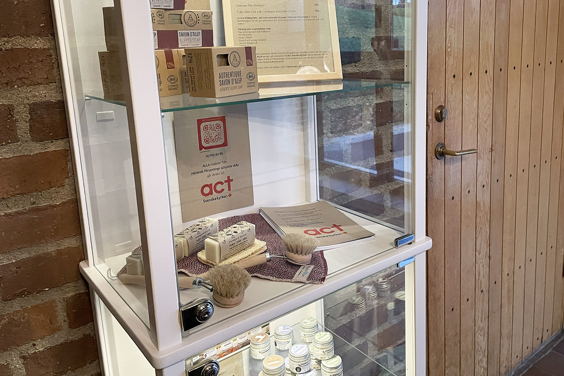 Ett glasskåp med produkter. 