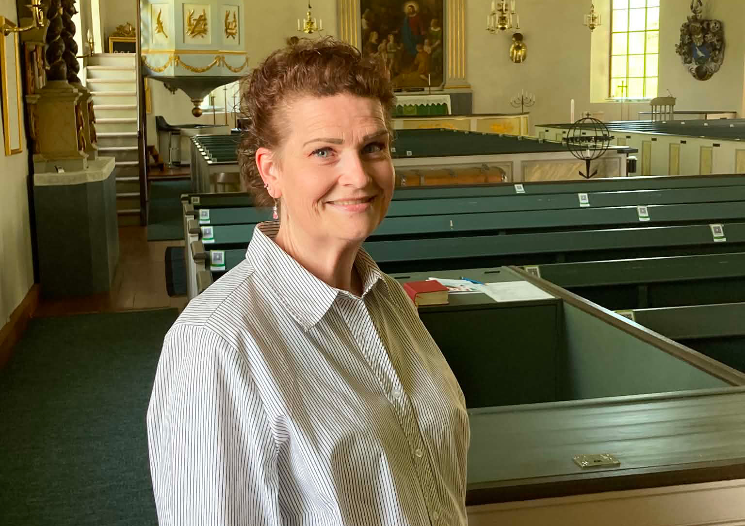Åsa Ax står i Björkö kyrka.