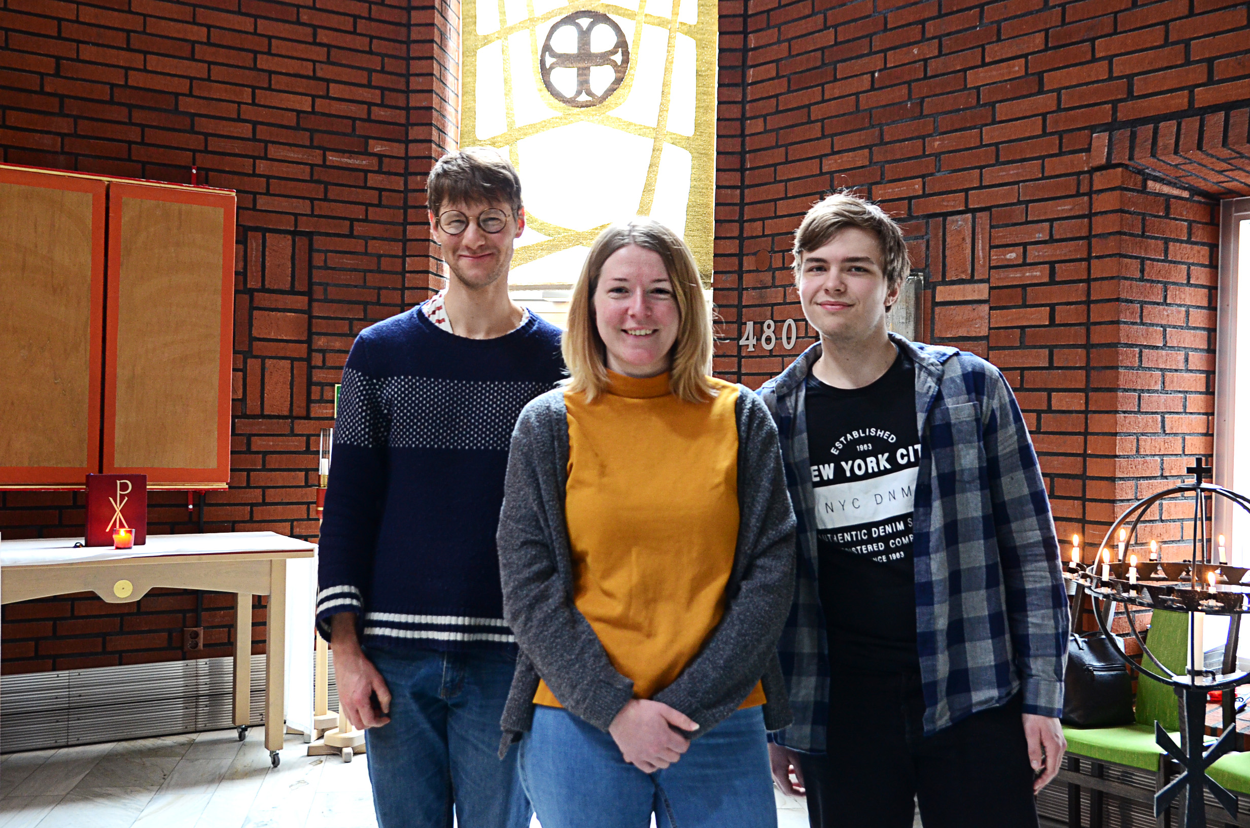 Zackarias Hort, Sofia Olesen och Emil Welin vid skolans lunchbön i Ceciliakapellet. 