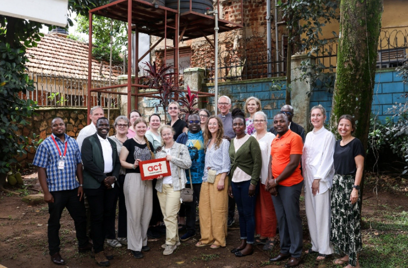 På bilden ser vi besökarna från Sverige tillsammans med kollegorna i Kampala. 