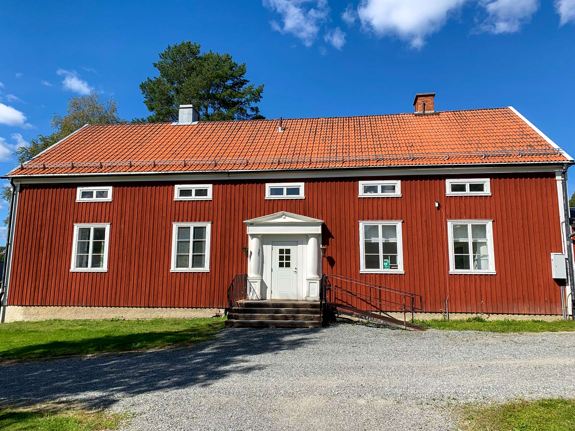 Församlingshem, stående rödmålad panel.