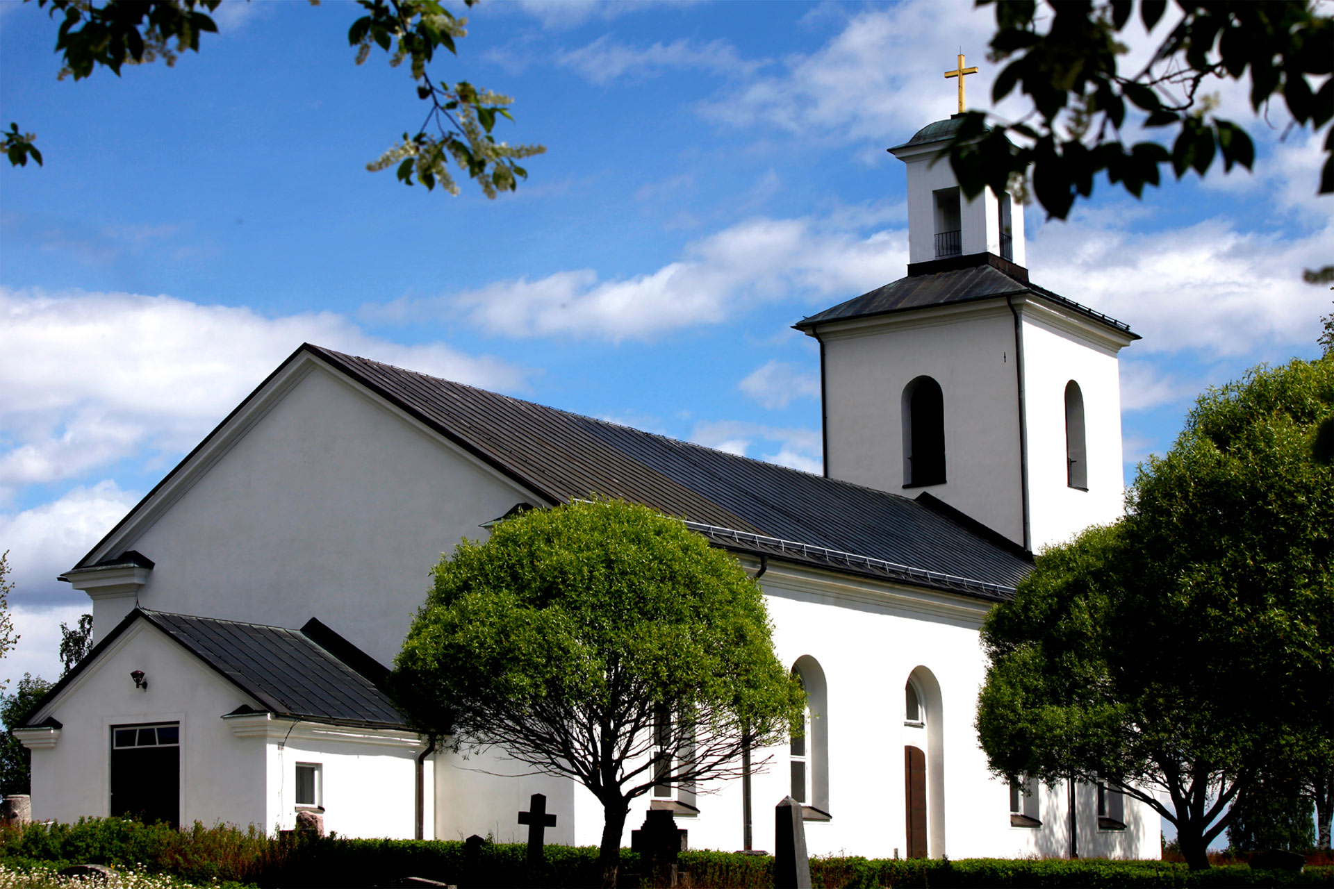 Långsele kyrka, en sommarbild.