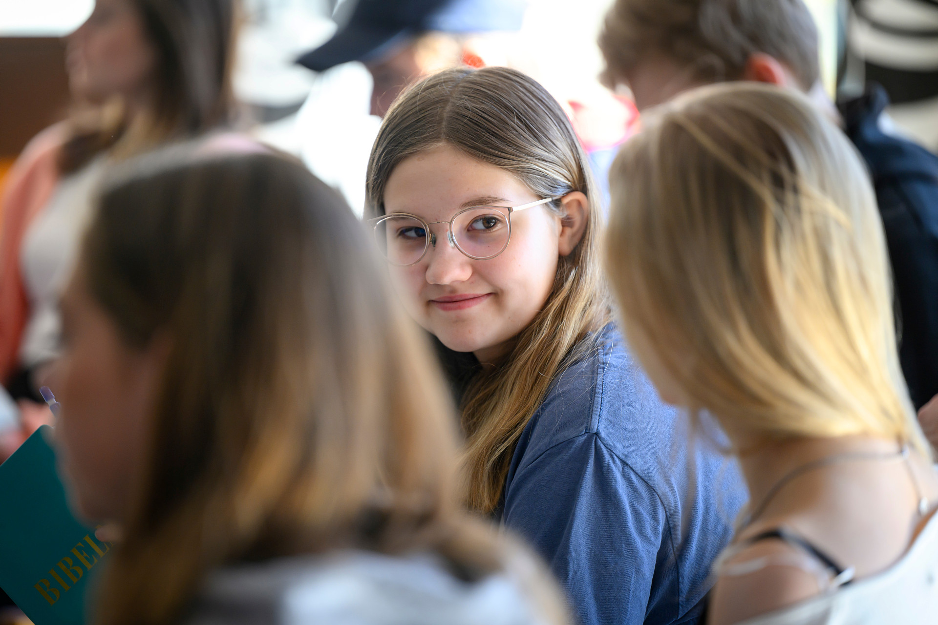 En flicka ler mot en vän. 