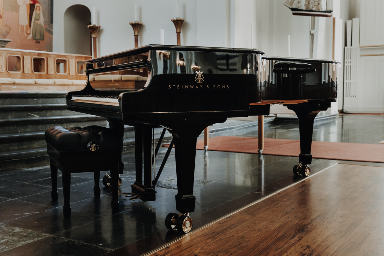En svar flygel av märken Steinway i Örnsköldsviks kyrka