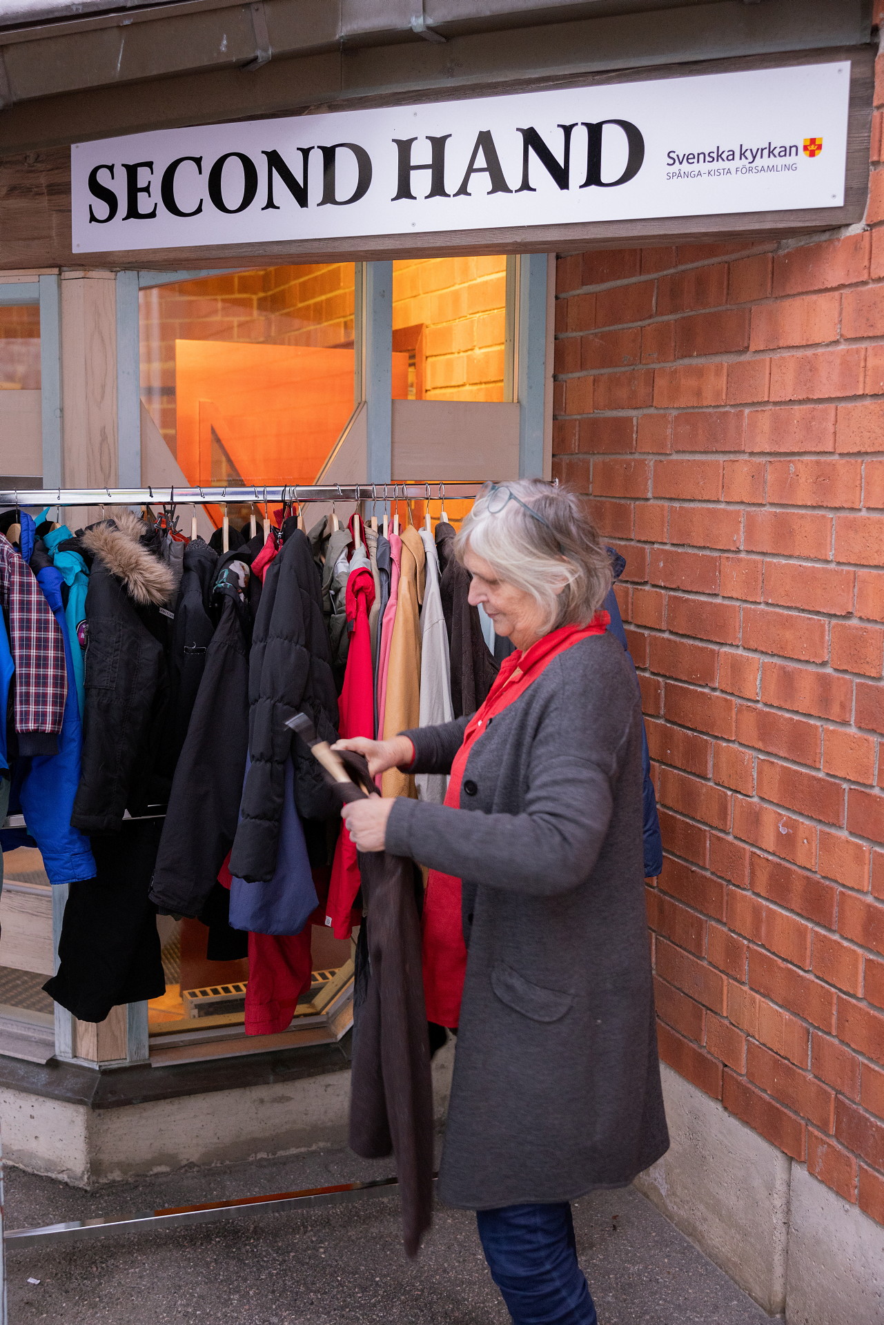 kvinna utanför second hand-butik