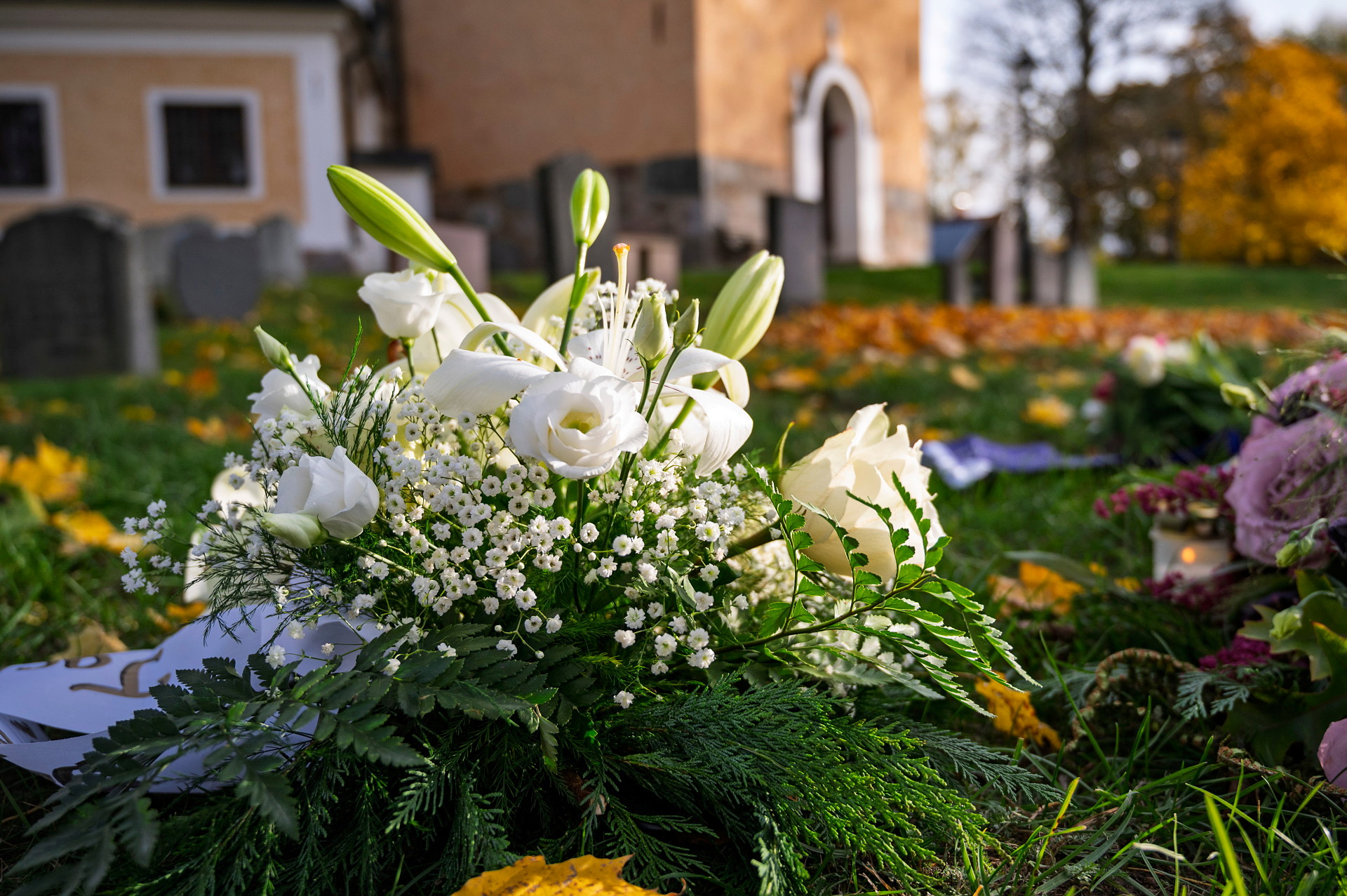 Gravbukett med kyrka i bakgrunden
