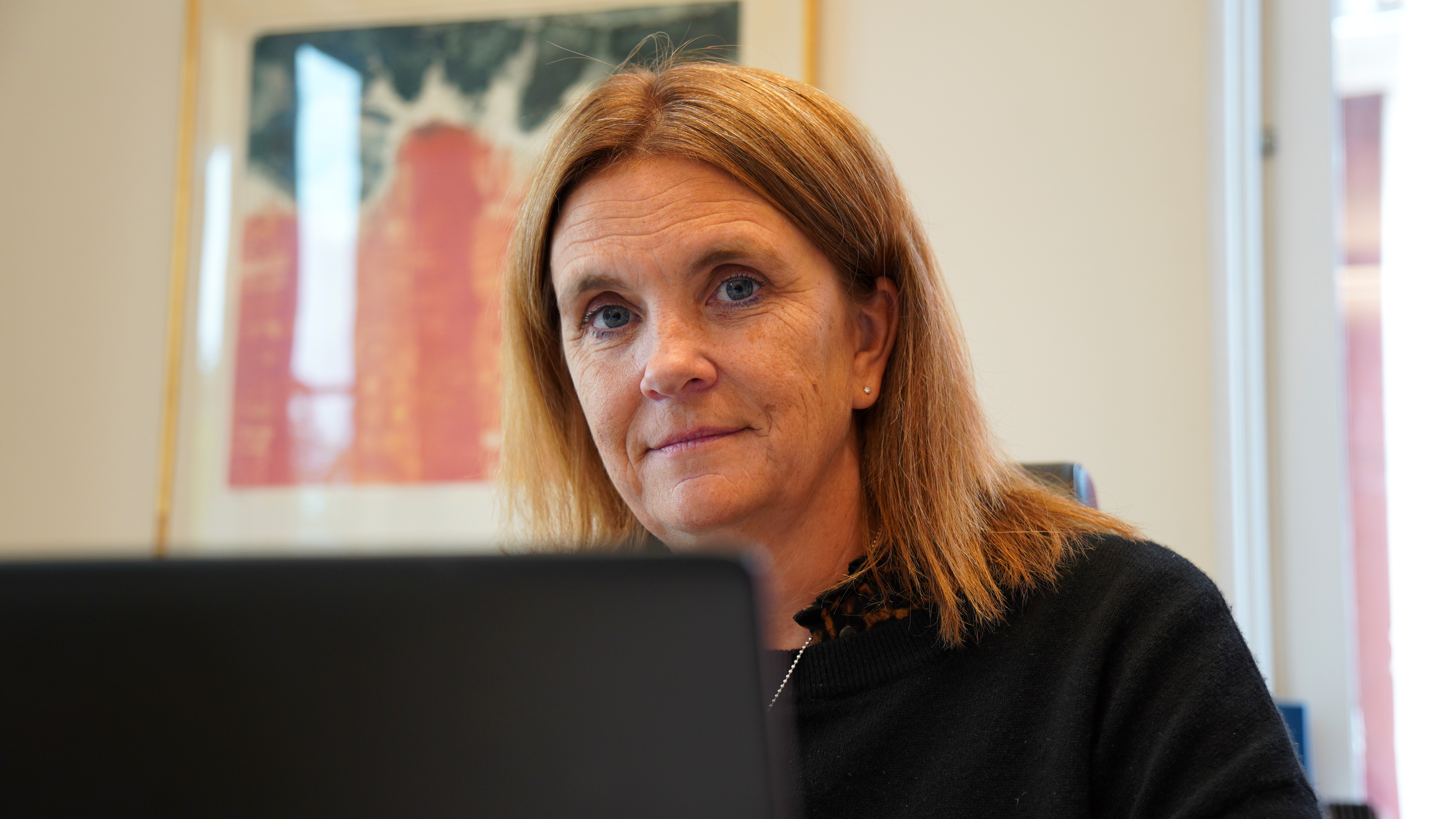 En kvinna sitter vid en dator