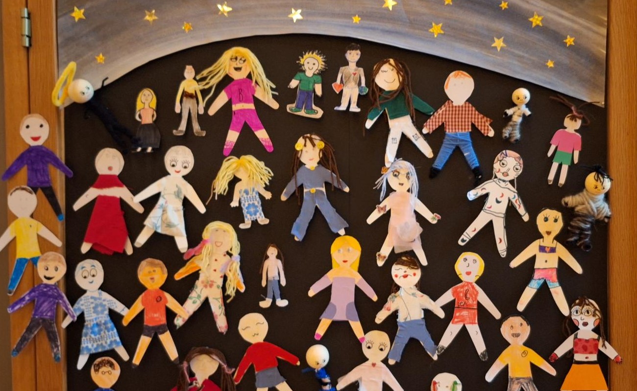 Pappfigurer som barn gjort