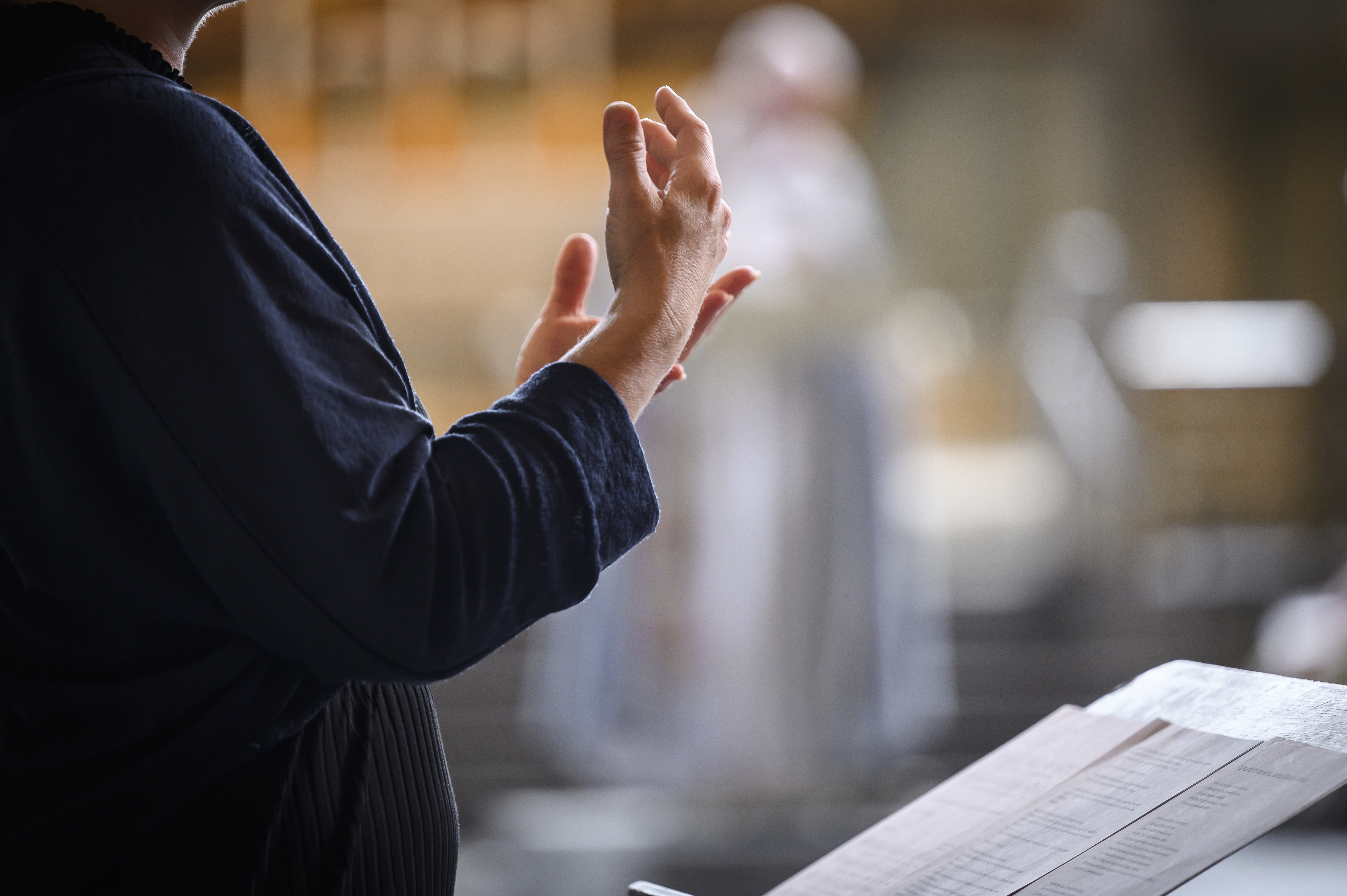 Händer på en som dirigerar