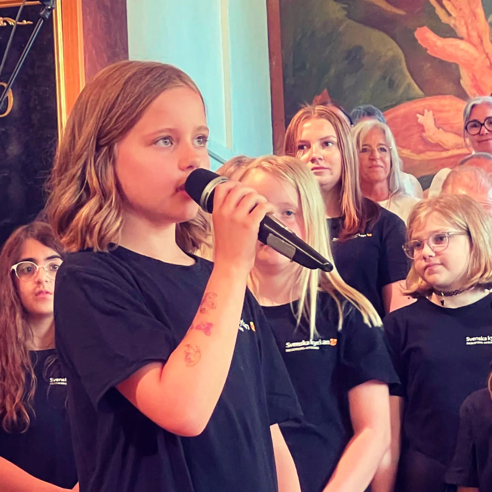 Ungdom som sjunger i kyrkan