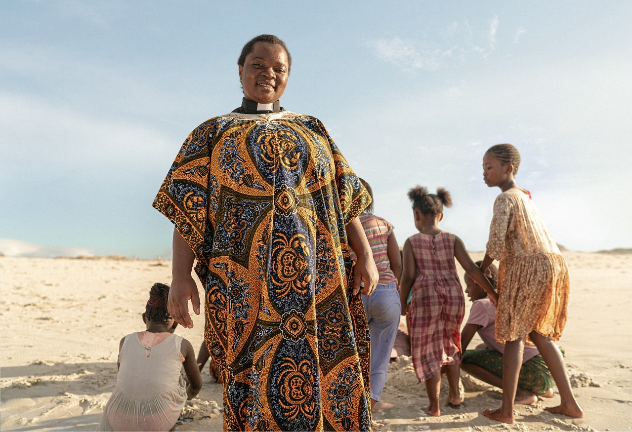 Människor står i en grupp