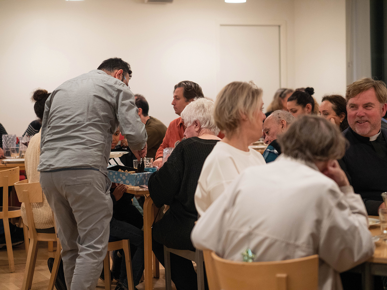 Äta kyrka fylld med folk som äter middag.