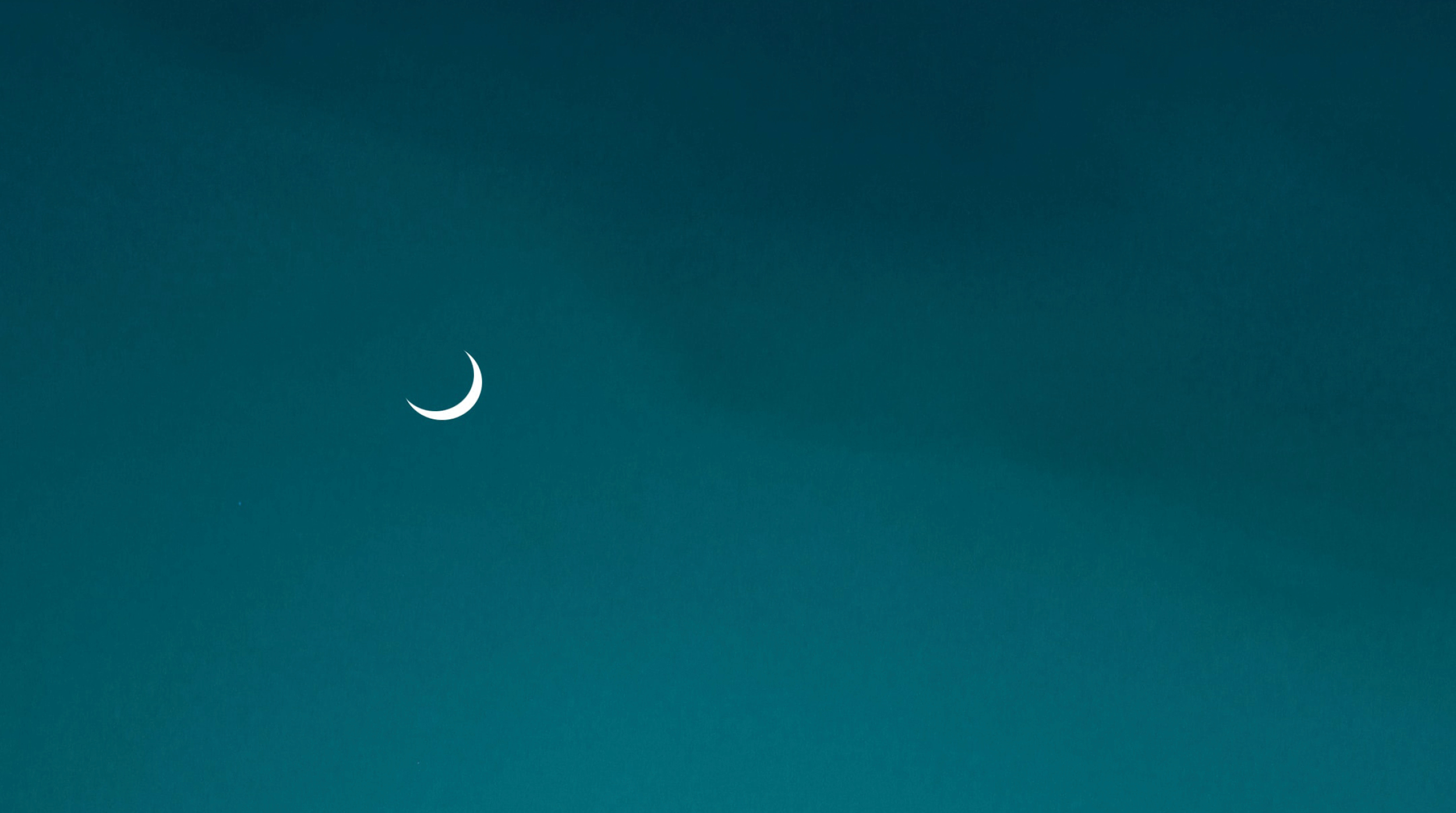 Natthimmel med en månskära.