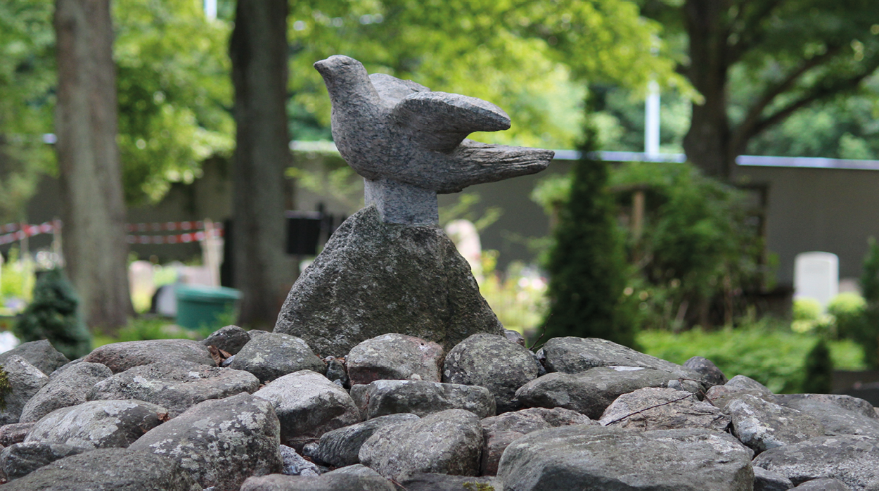 En fågelskulptur i sten. 