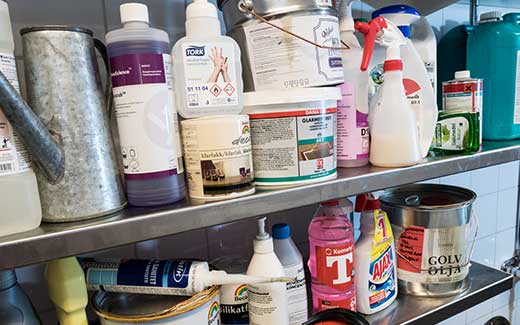 En hylla med diverse färg, olja och lösningsmedel.