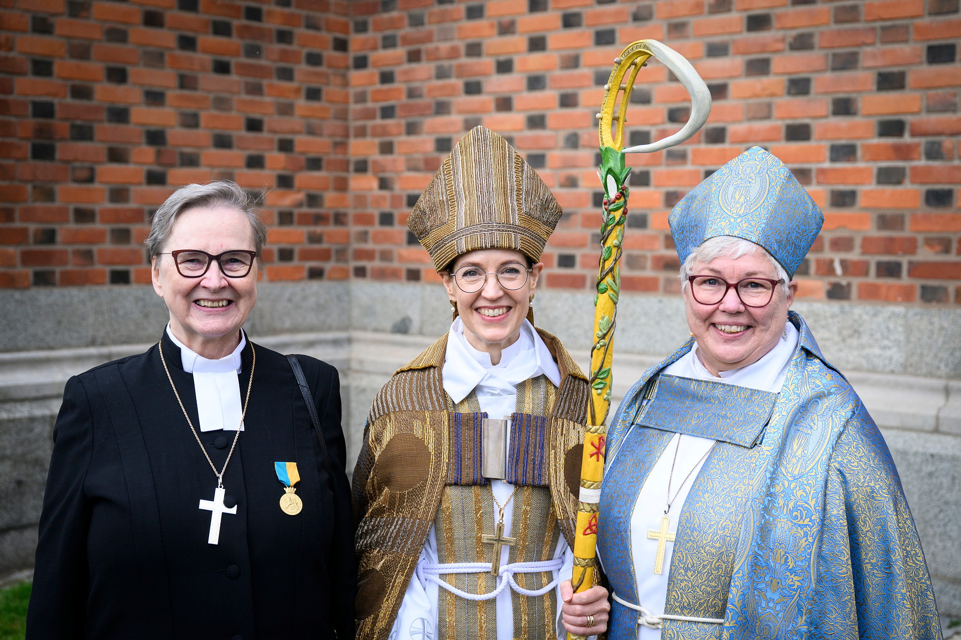 Två tidigare biskopar står tillsammans med nyvigda Teresia Boström 