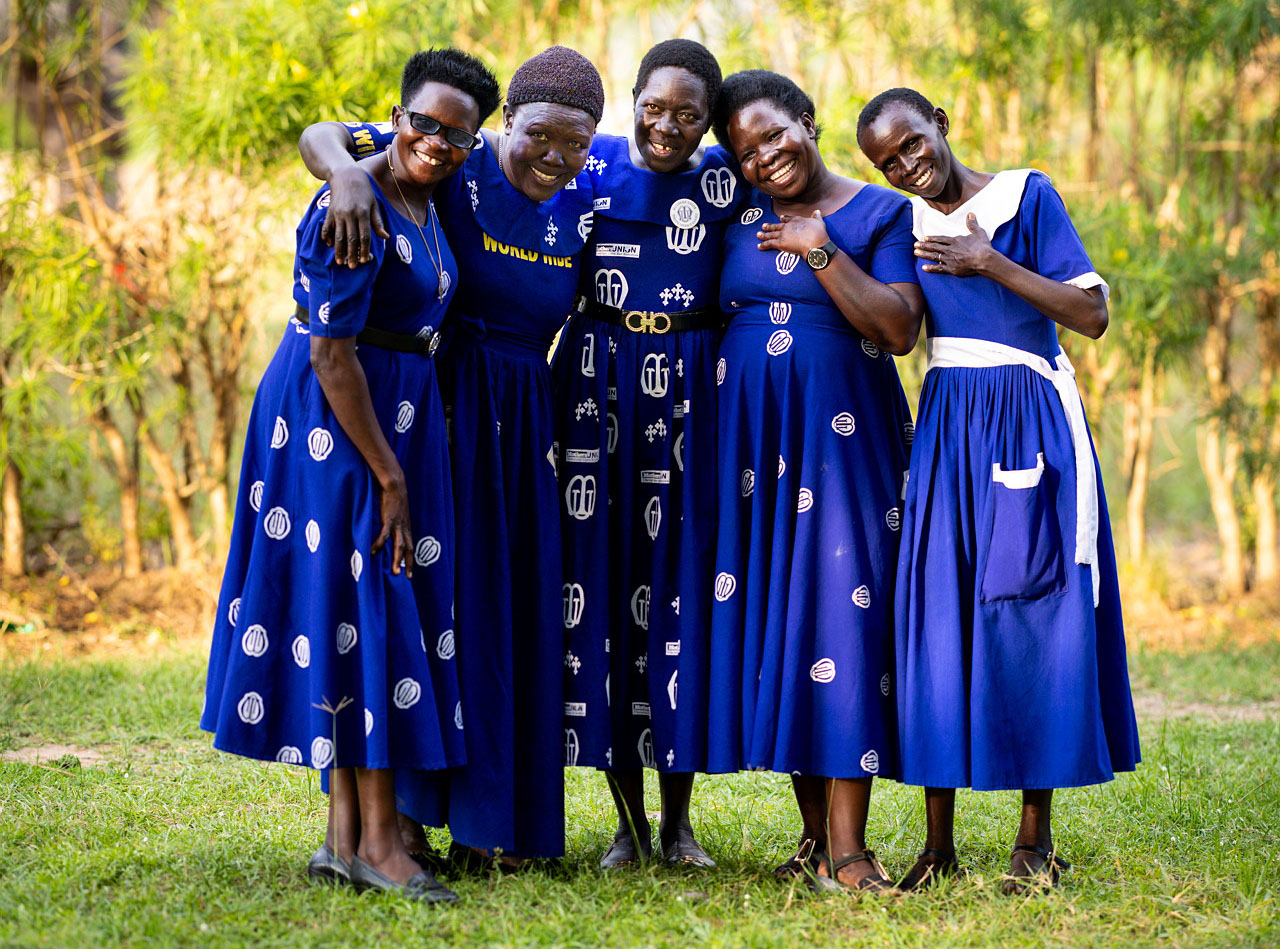 Uganda 2026. Medlemmar i Mothers Union, en lokal kvinnogrupp som utbildats i psykologisk första hjälpen och kamratstöd inom Act Svenska kyrkans fredsprojekt. Foto: Magdalena Vogt/Ikon.