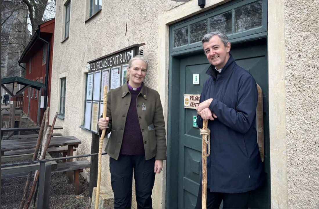 Biskop Marika och Daniel Andrén utanför entrén vid Pilgrimscentrum i Vadstena.