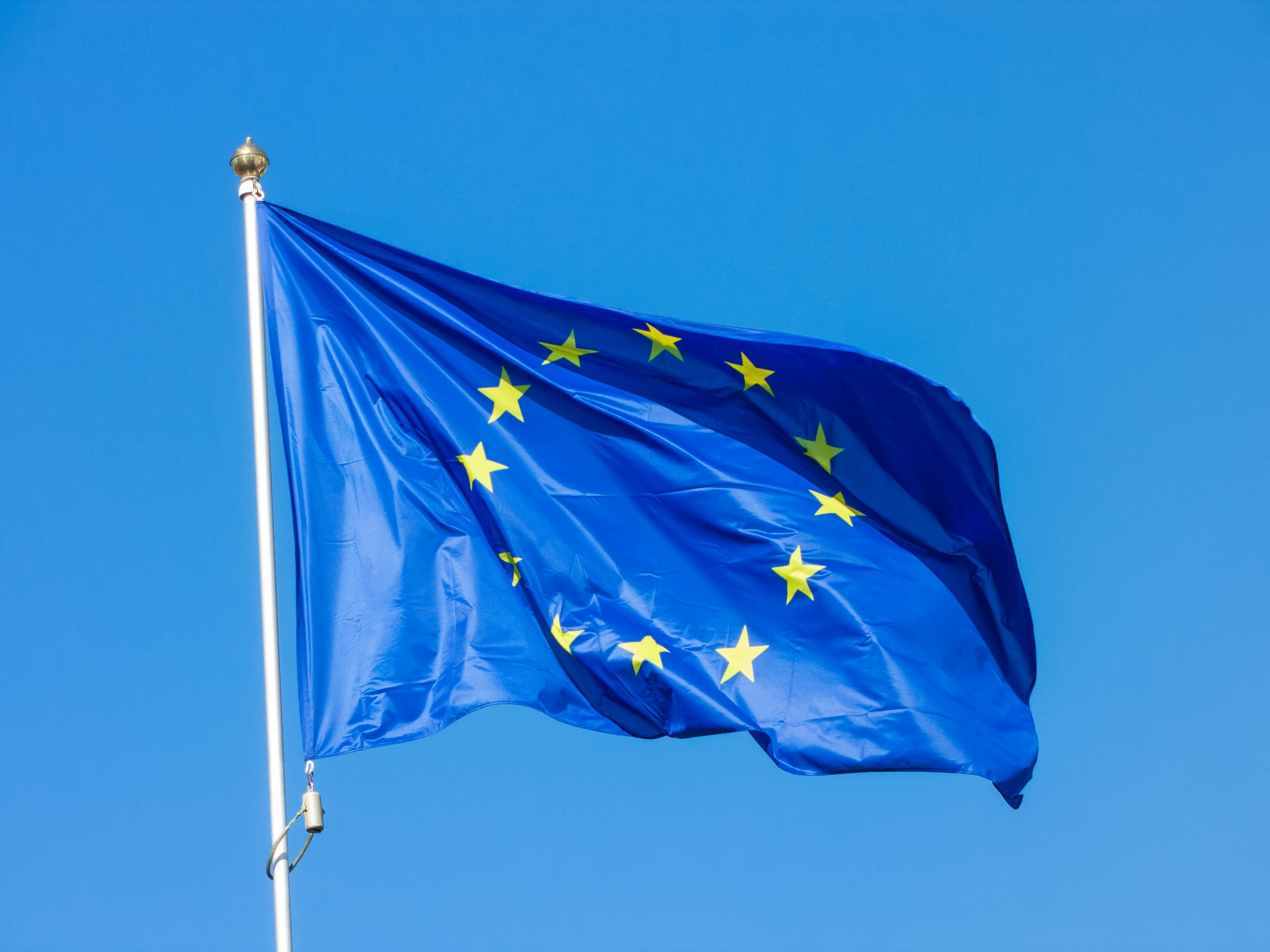 EU-flaggan mot blå himmel