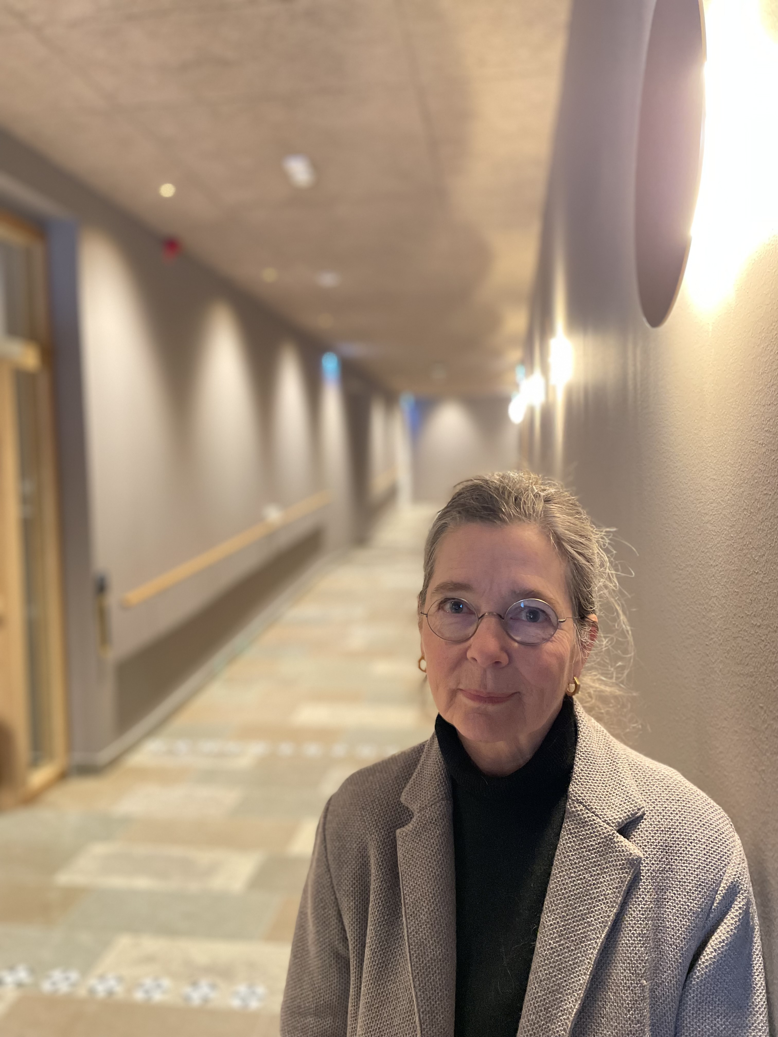 Arkitekt Louise von Bahr i den nya entrégången i Vantörs kyrka.