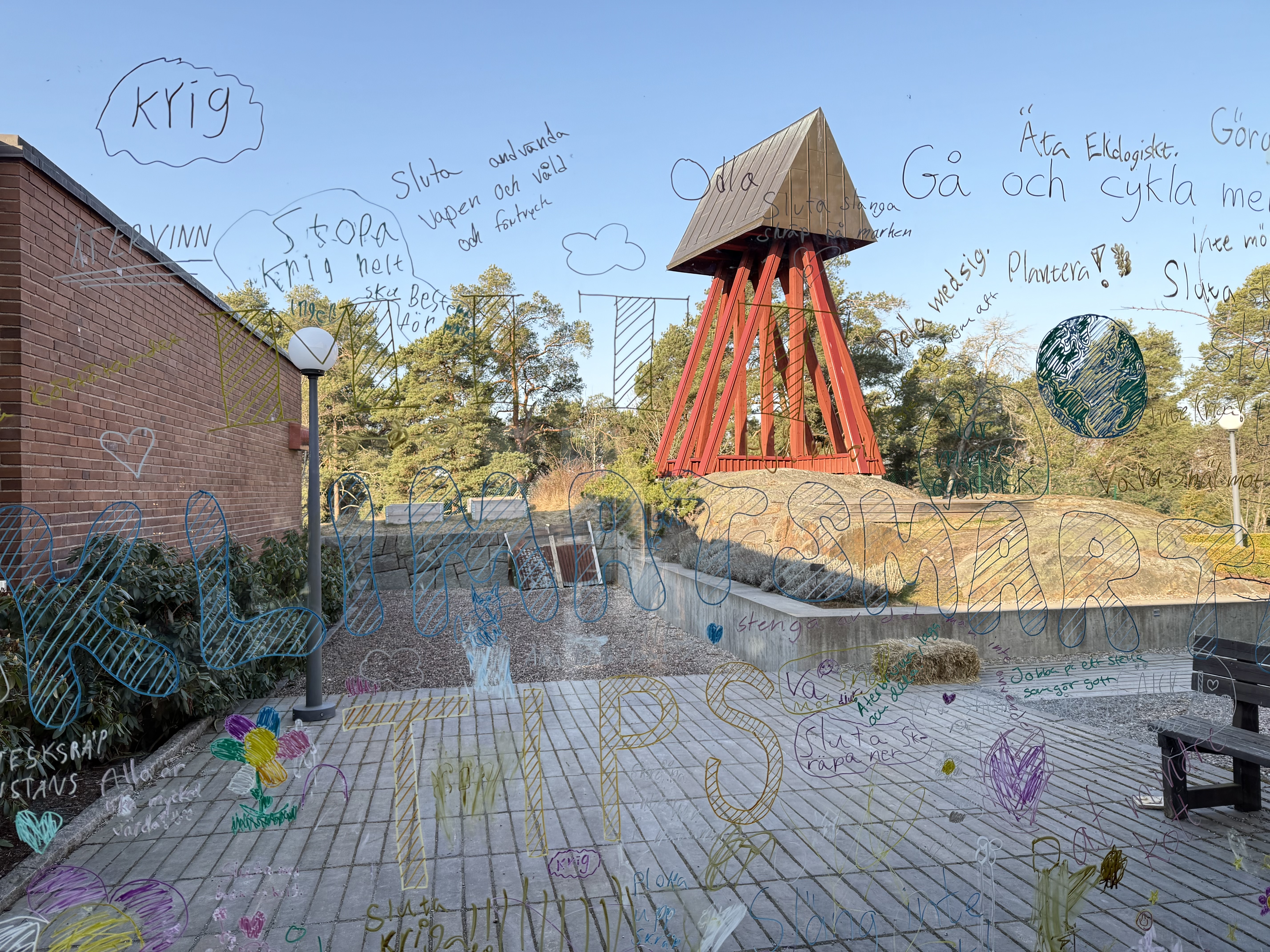 Kloka ord om klimatet skrivna av barn, på fönstret i Årsta kyrkas foajé