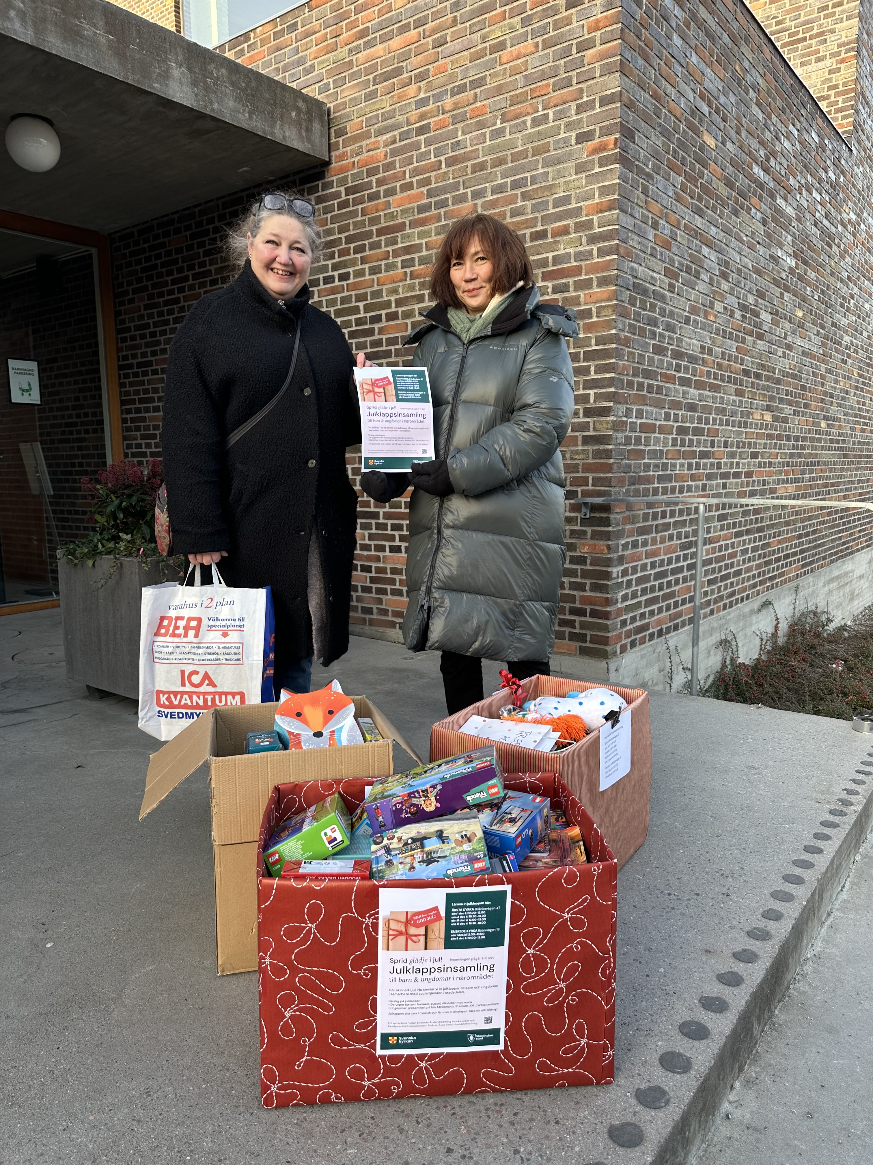 Julklappsinsamling utanför Årsta kyrka