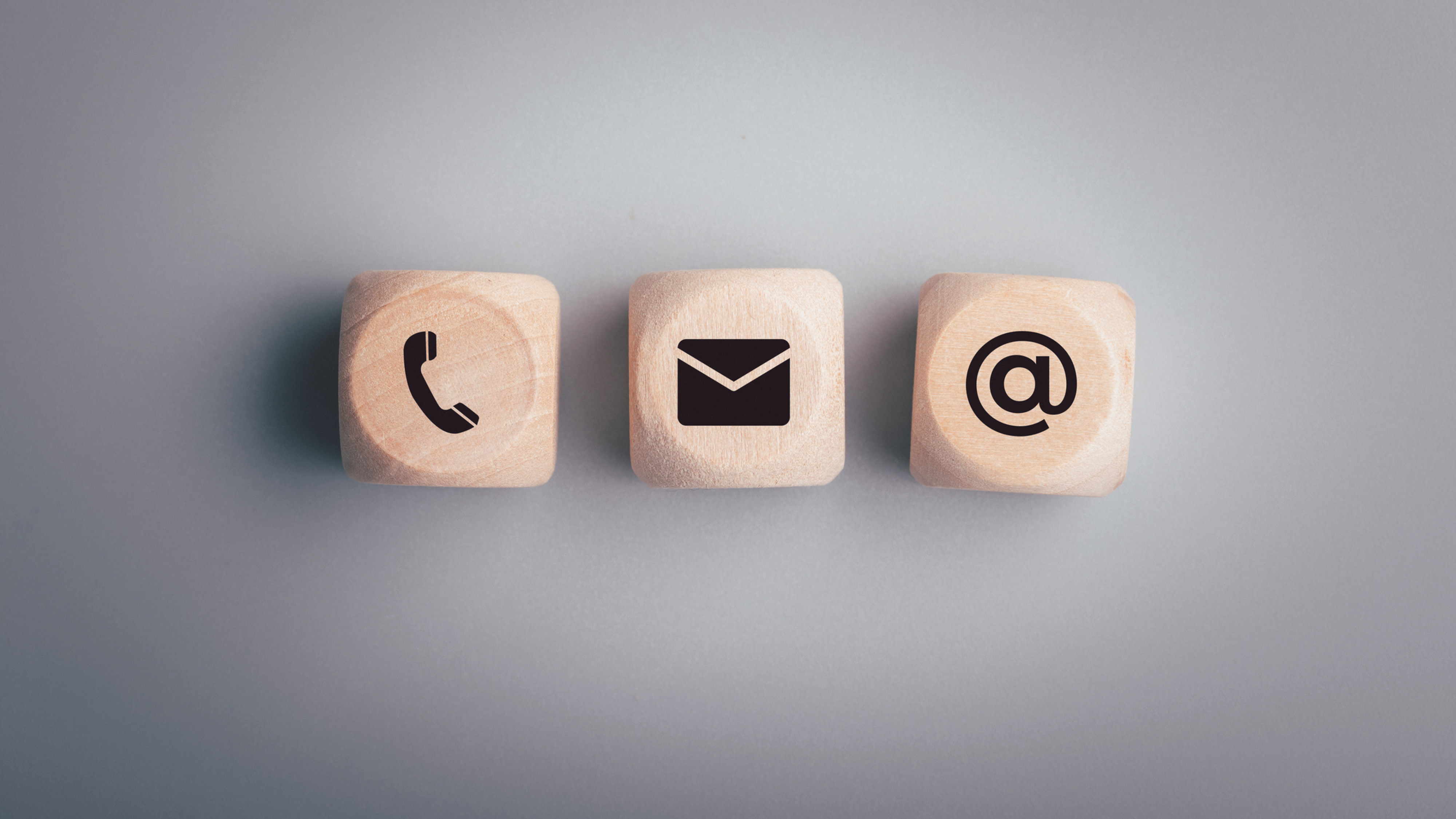 Tre tärningar med symboler telefon brev och @