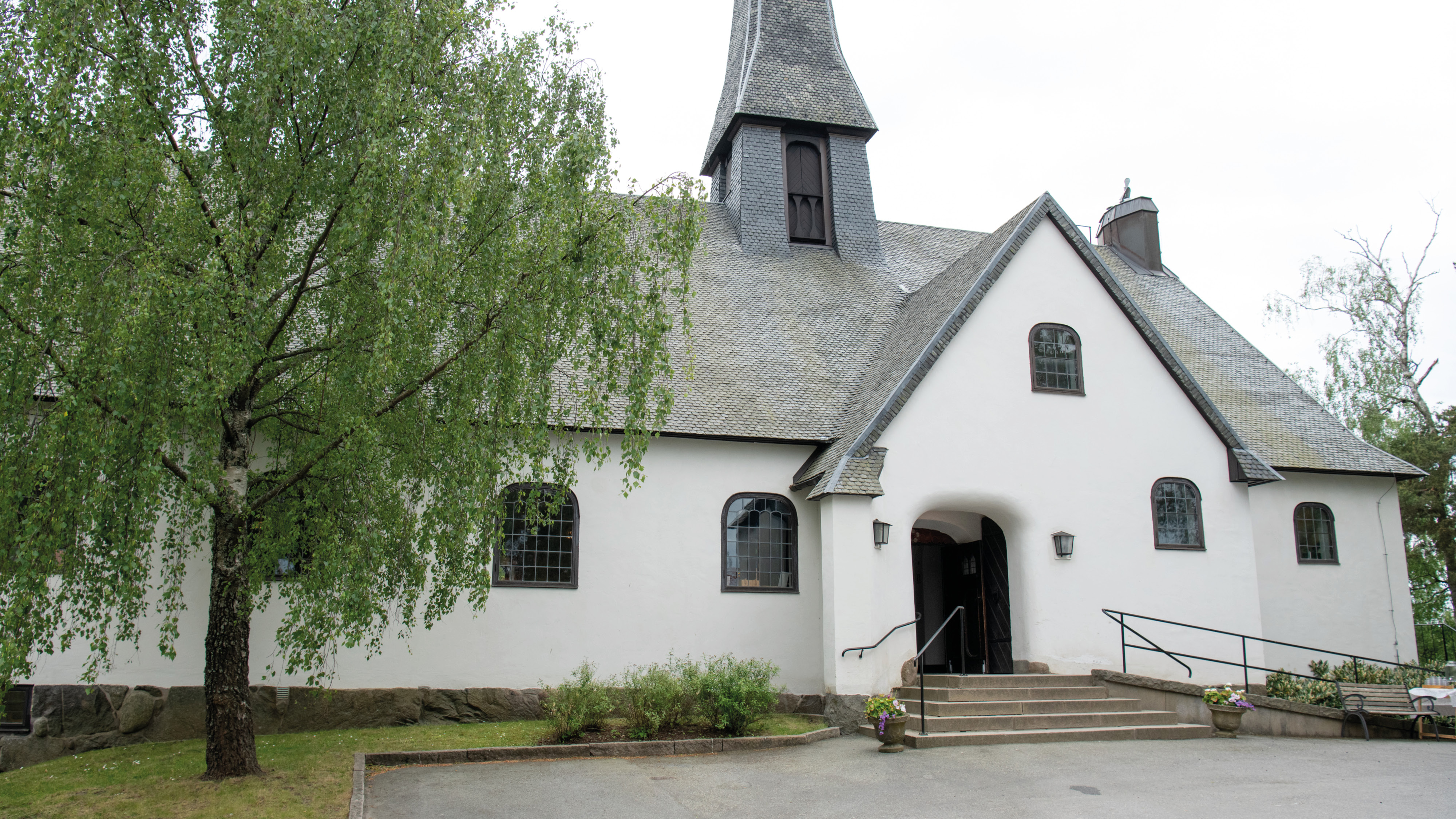 Enskede kyrka i vårskrud